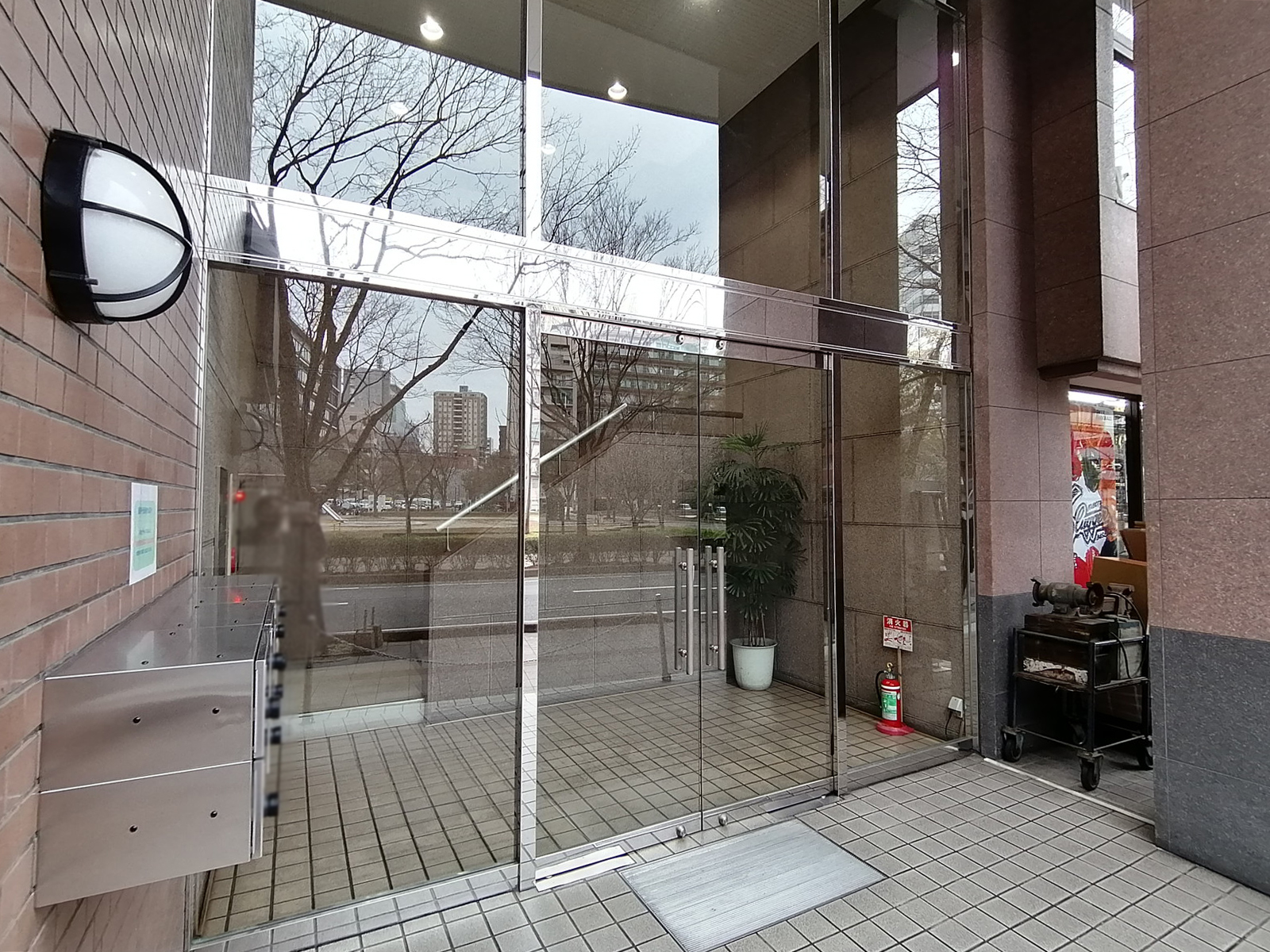 オフィスビル出入り口