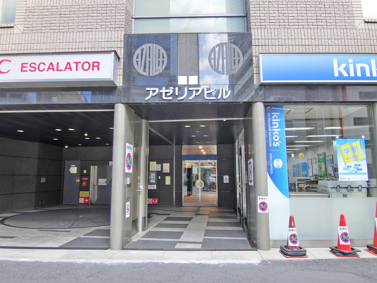 オフィスビル出入口