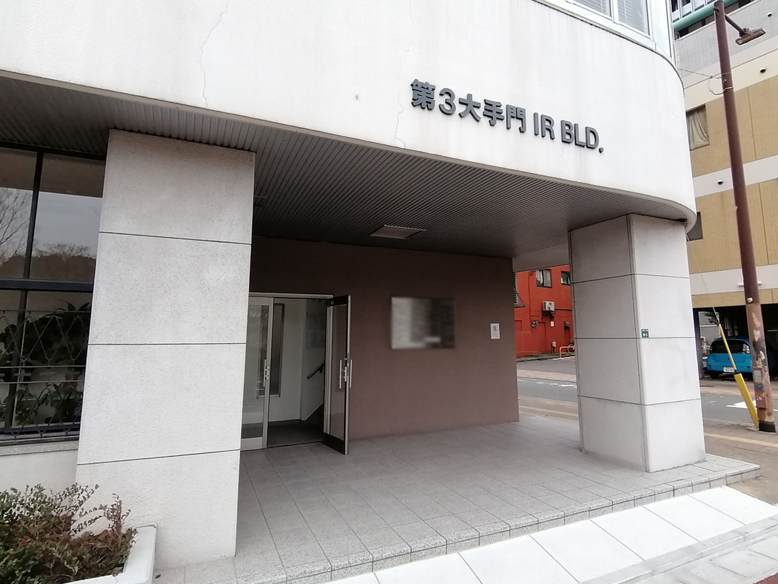 オフィスビル出入口