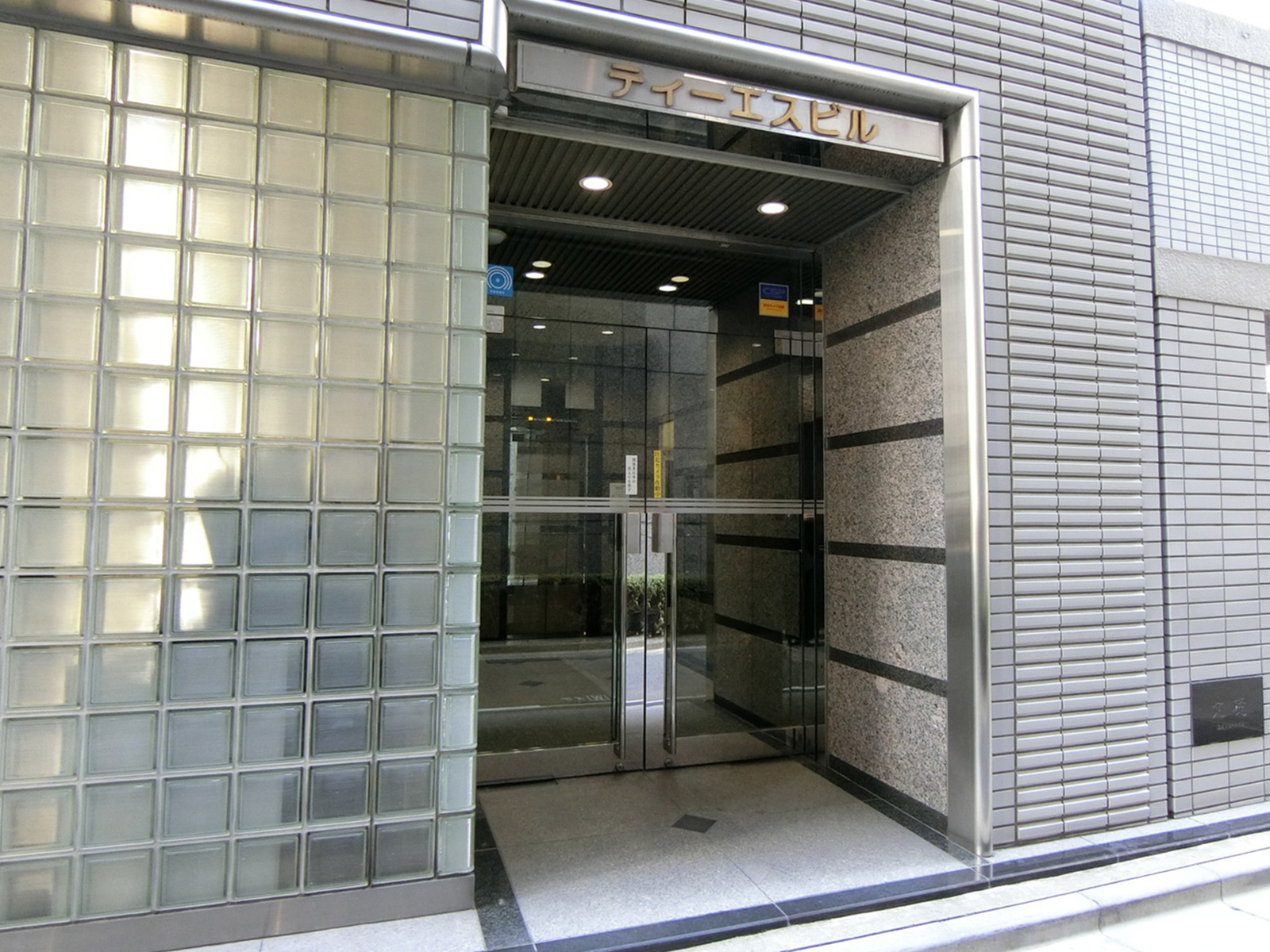 オフィスビル出入口