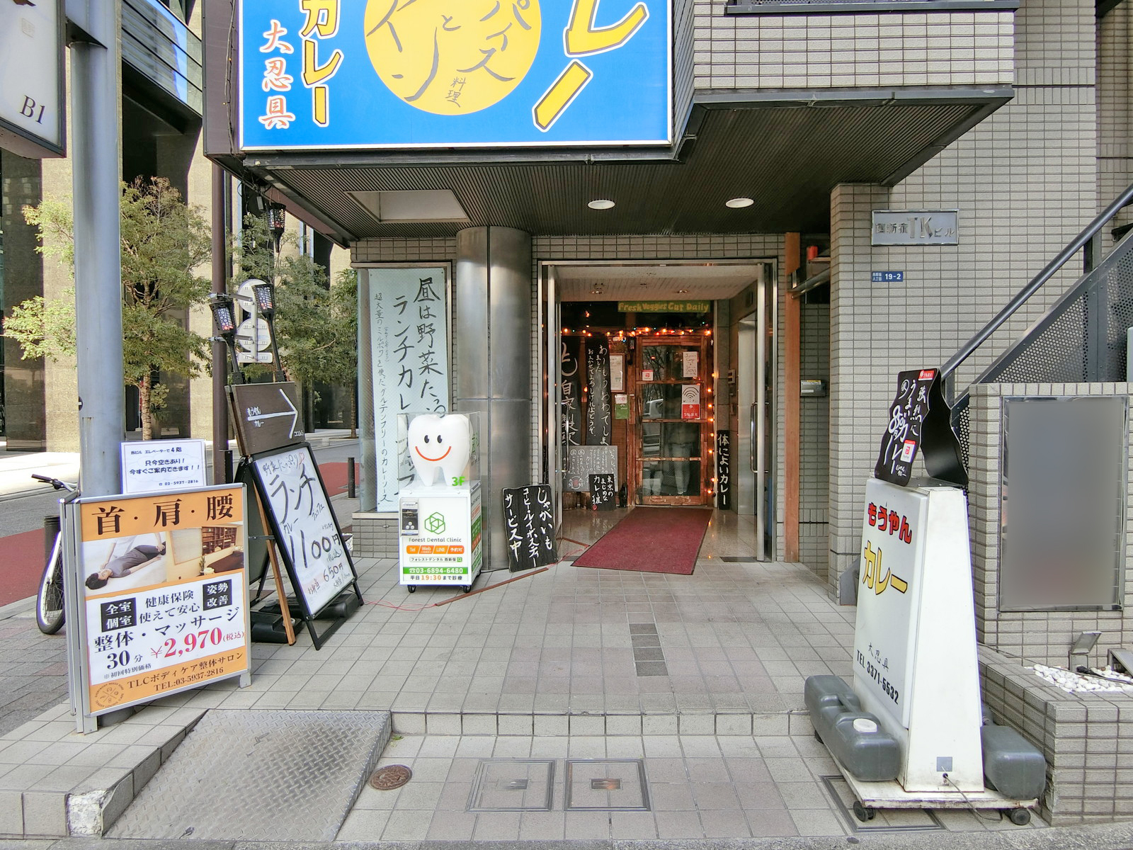 オフィスビル出入口
