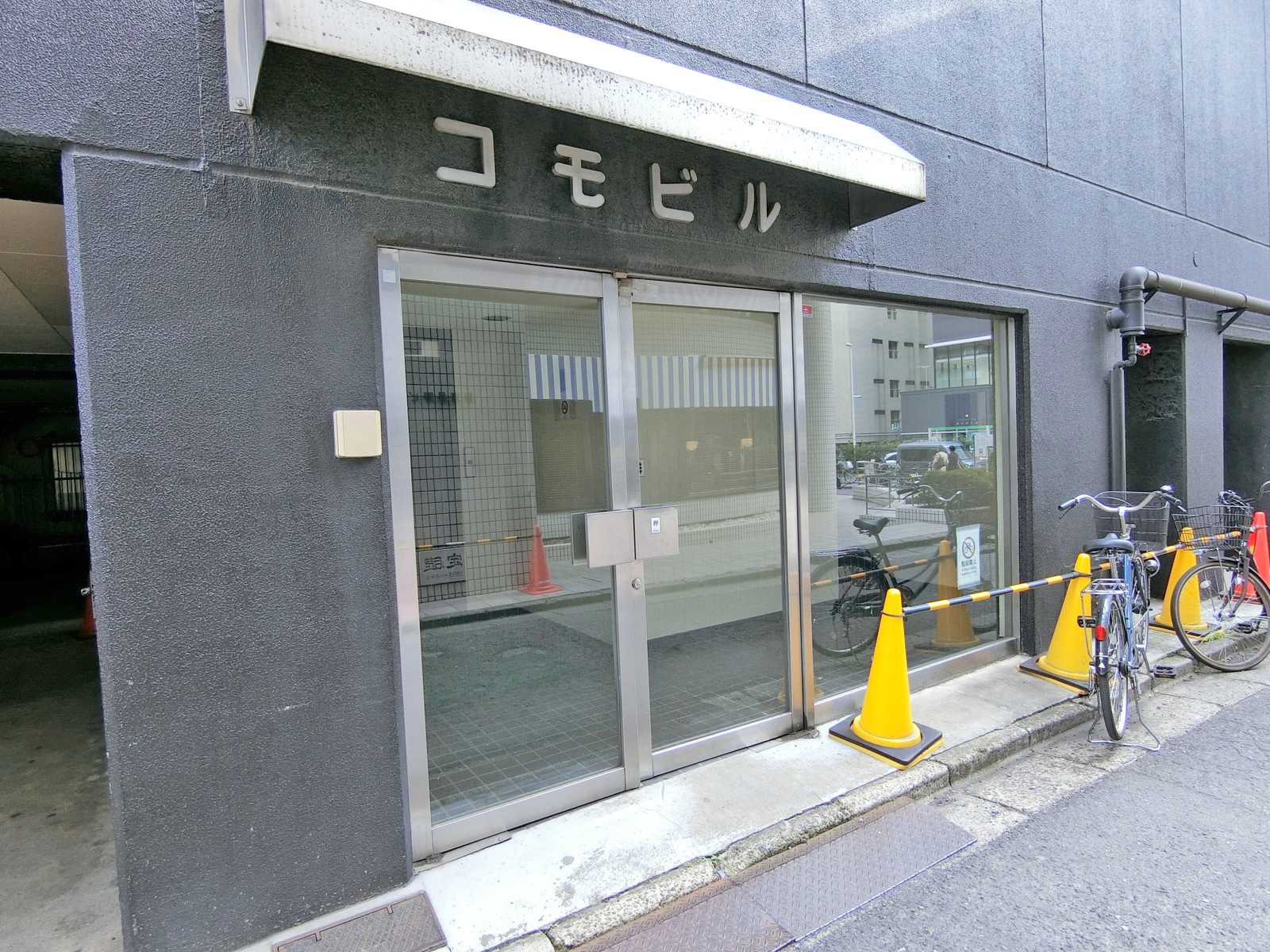 オフィスビル出入口