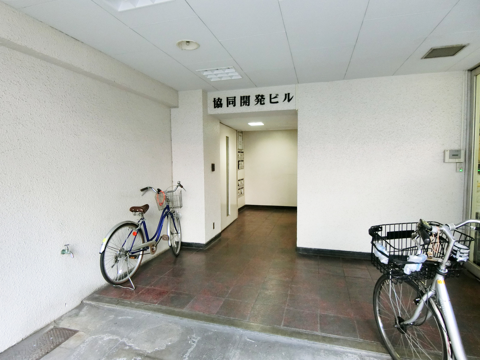 オフィスビル出入口