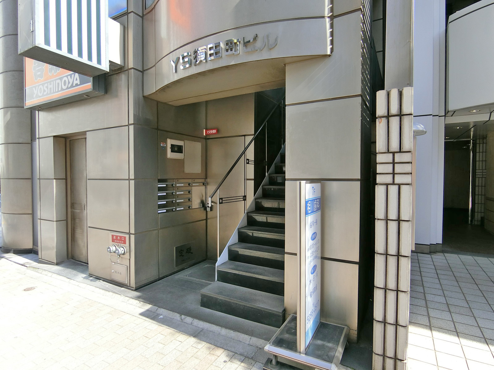 オフィスビル出入口