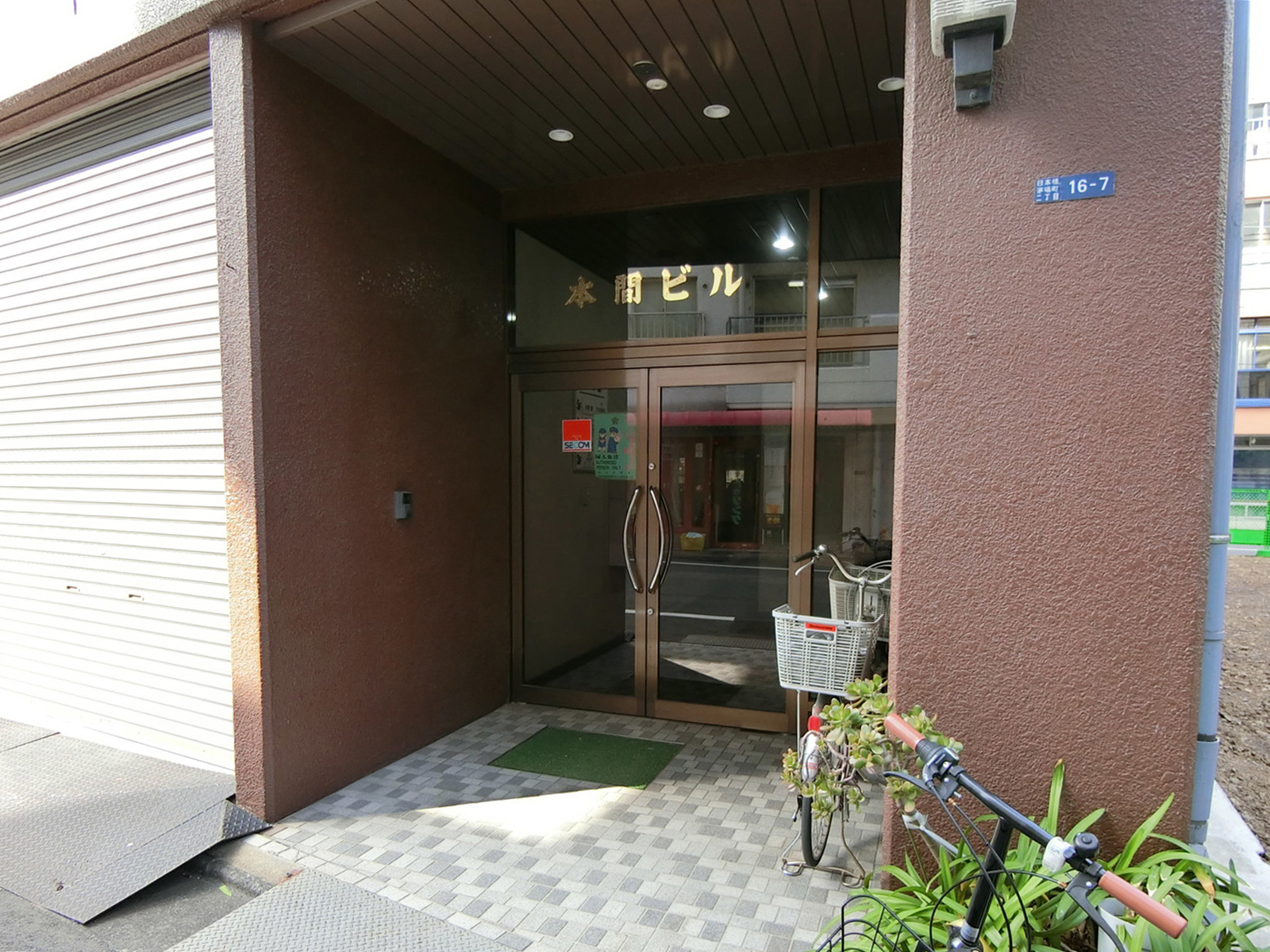 オフィスビル出入口