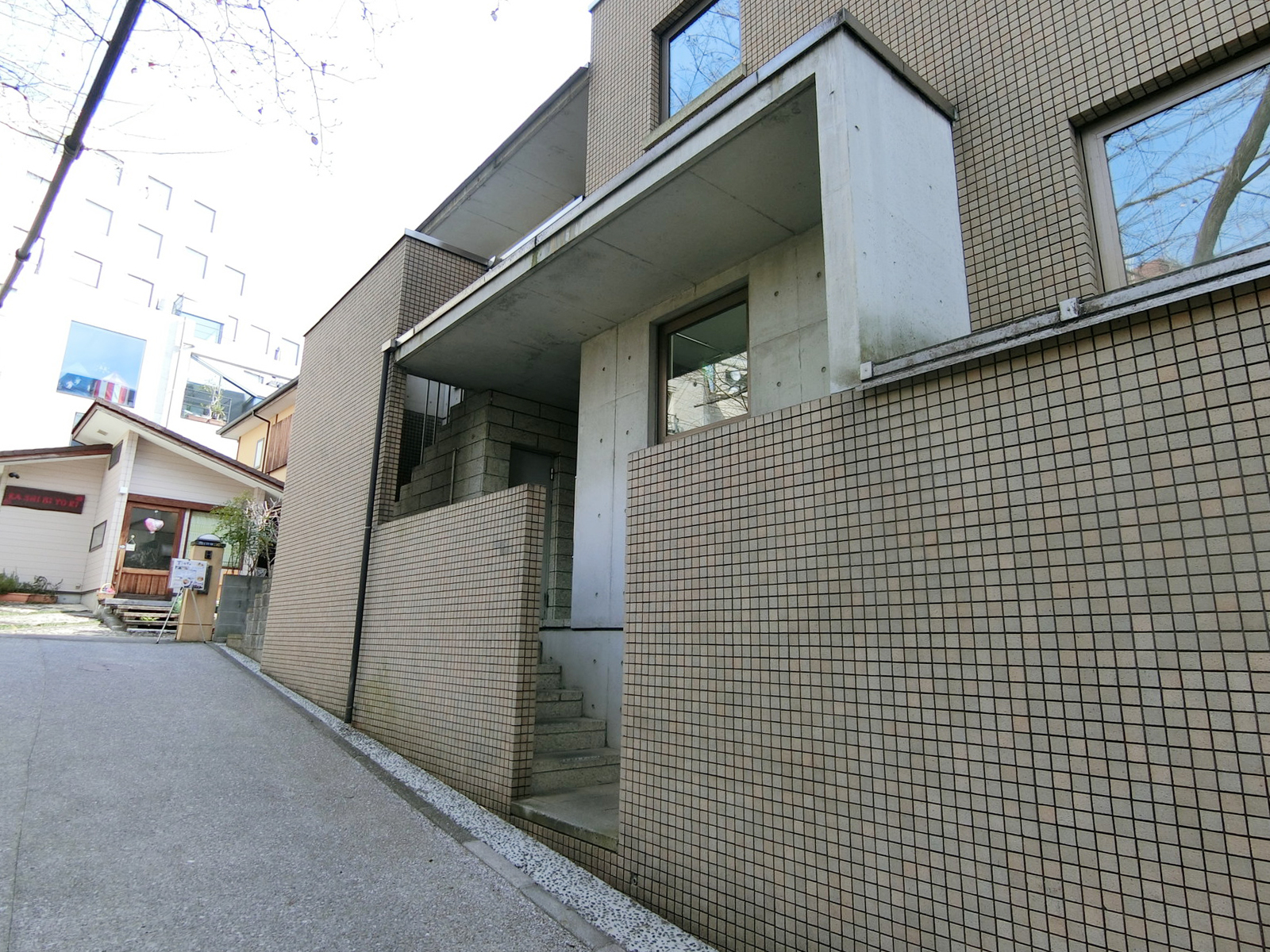 オフィスビル出入り口