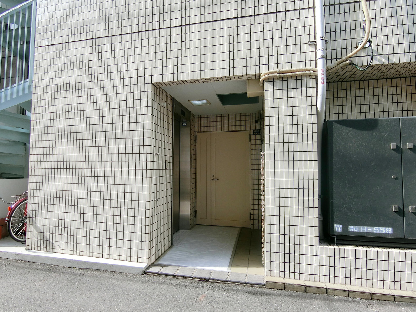 オフィスビル出入り口