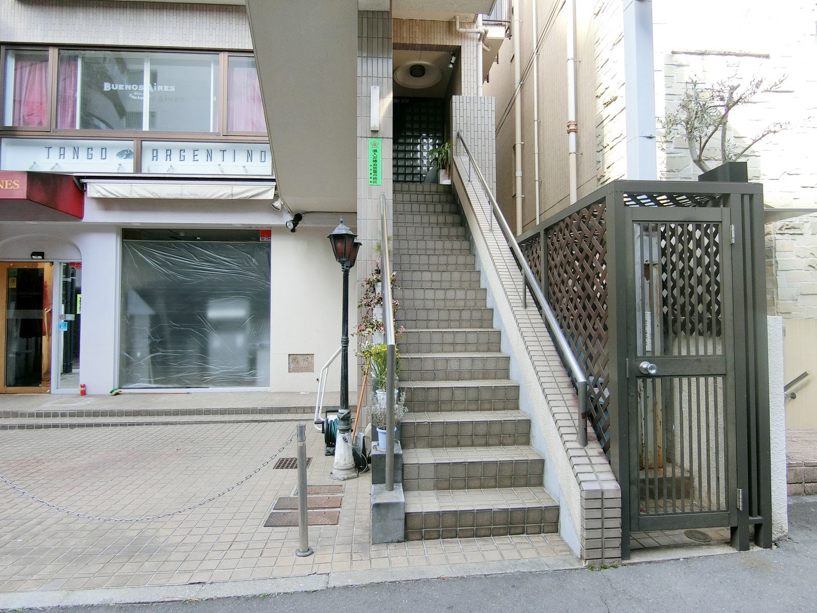 オフィスビル出入口