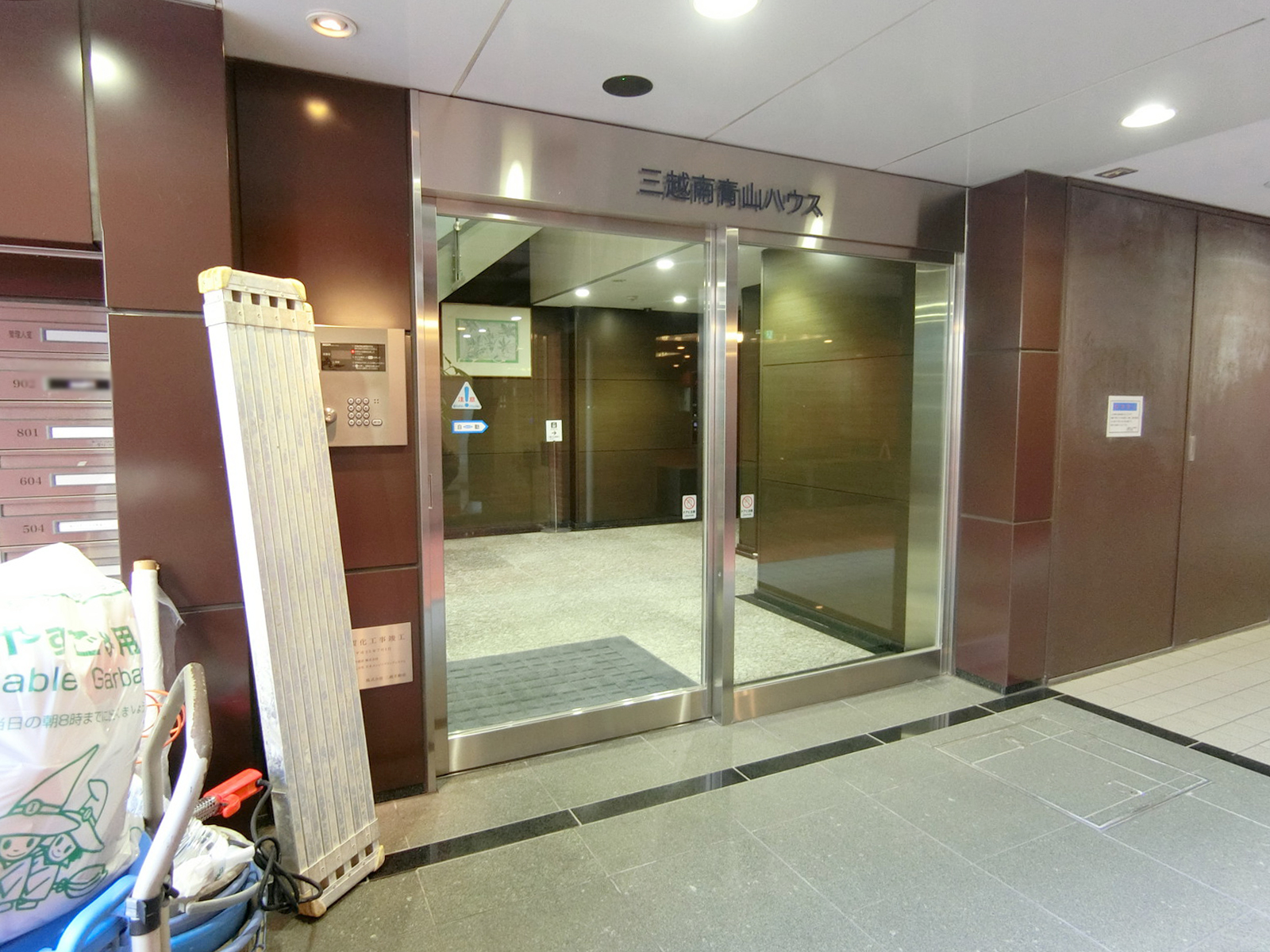 オフィスビル出入口