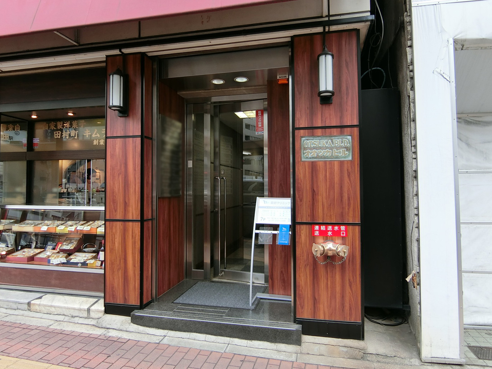 オフィスビル出入口