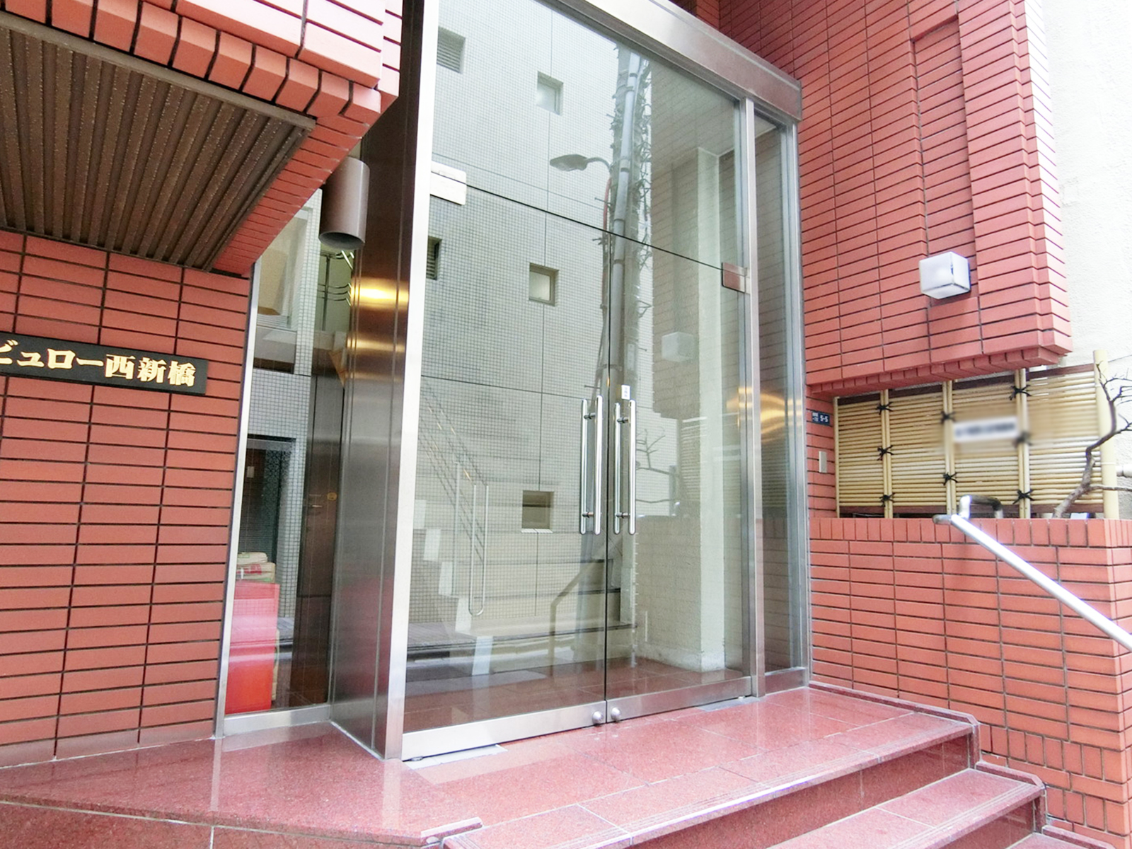 オフィスビル出入口