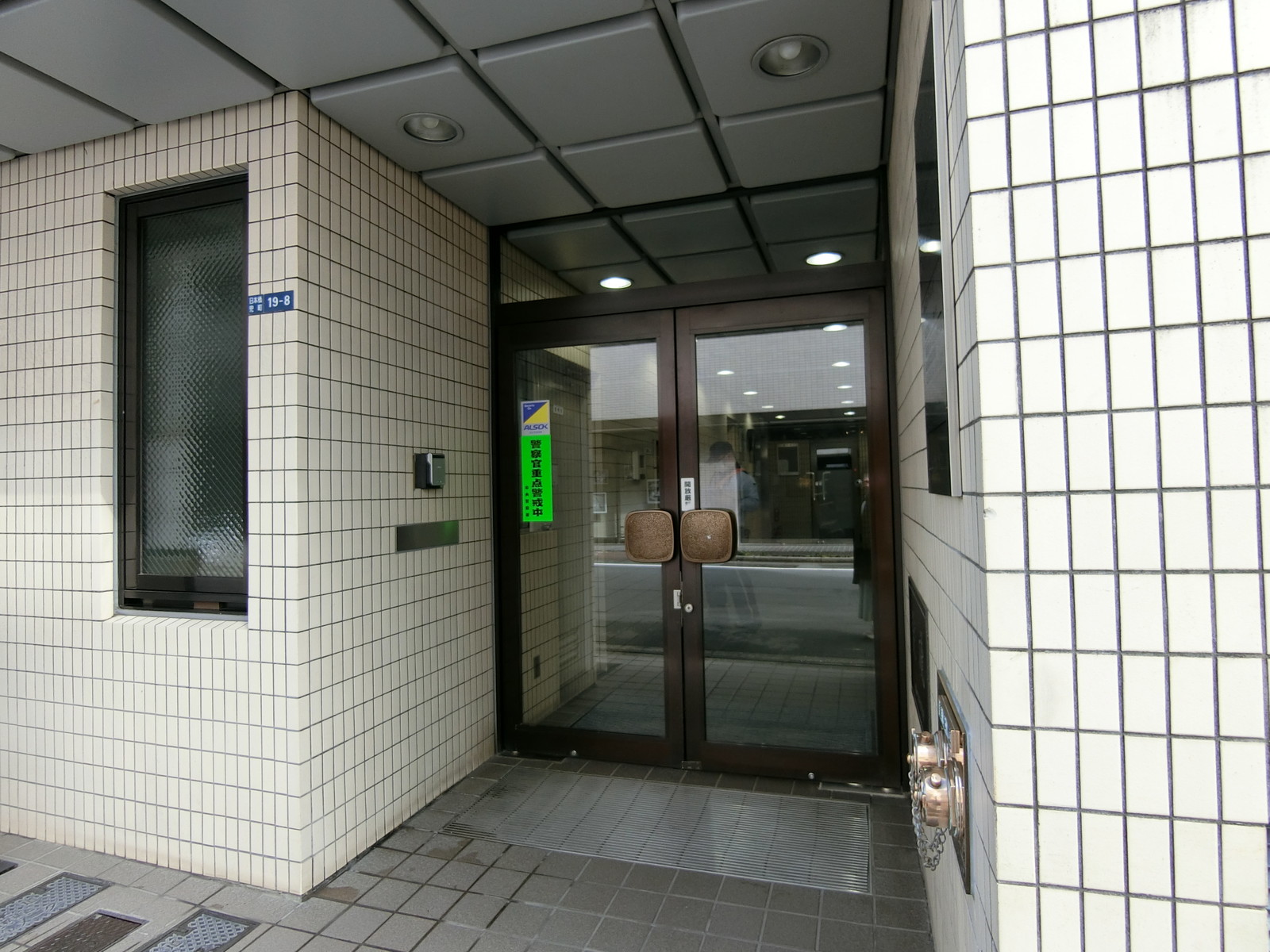オフィスビル出入口