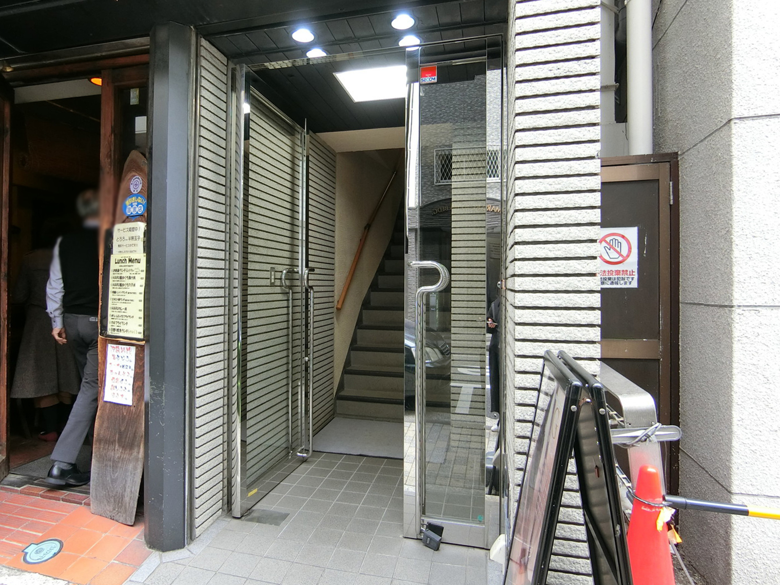 オフィスビル出入口