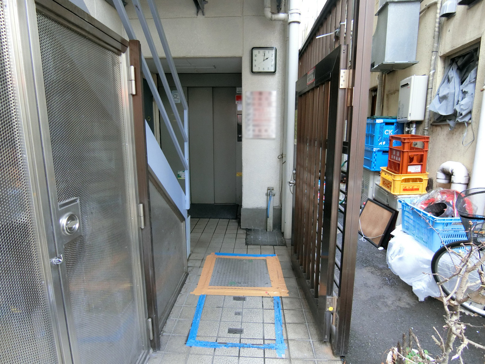 オフィスビル入り口