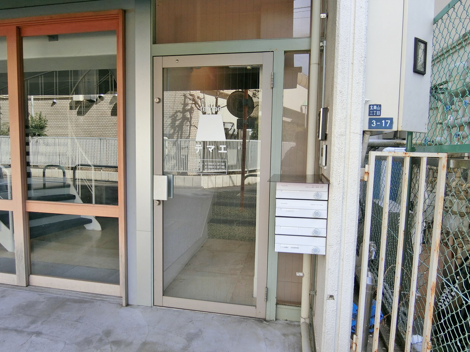 オフィスビル出入口