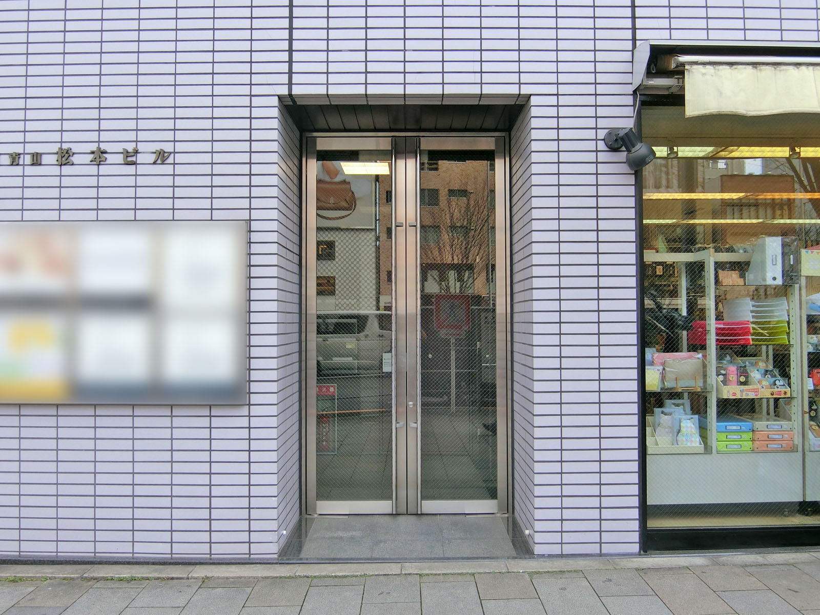 オフィスビル出入口