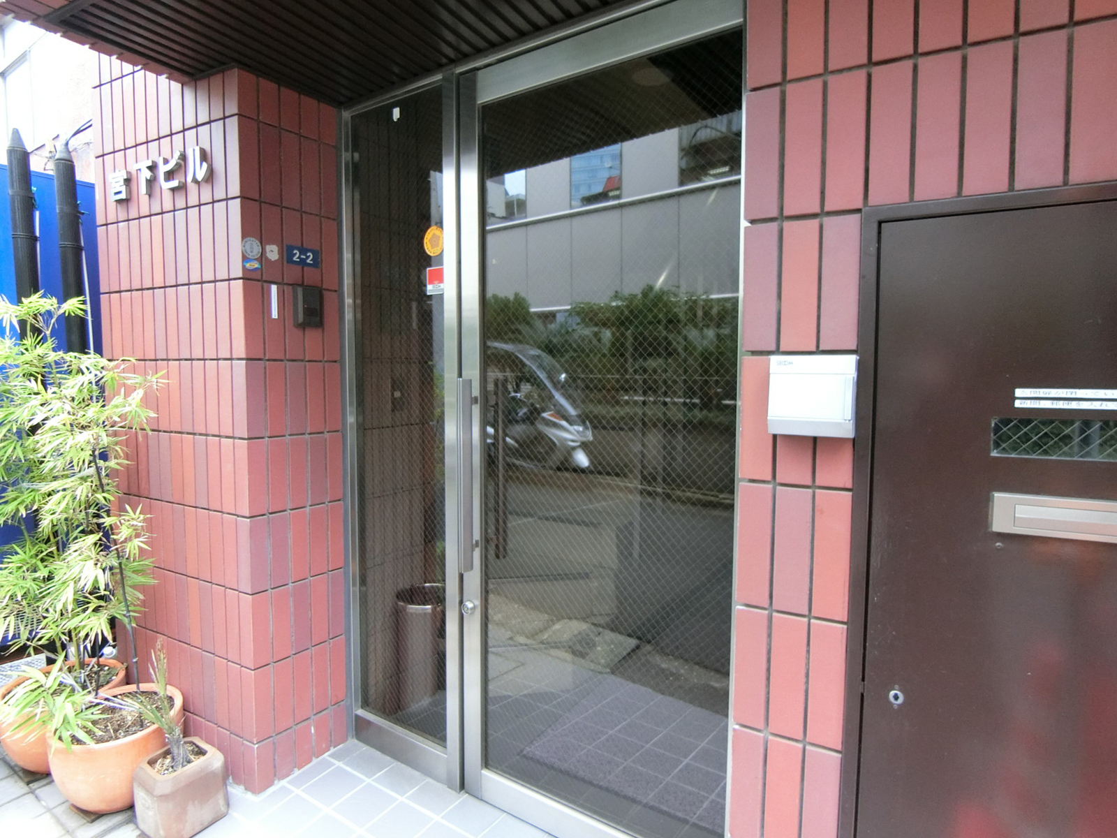 オフィスビル出入口