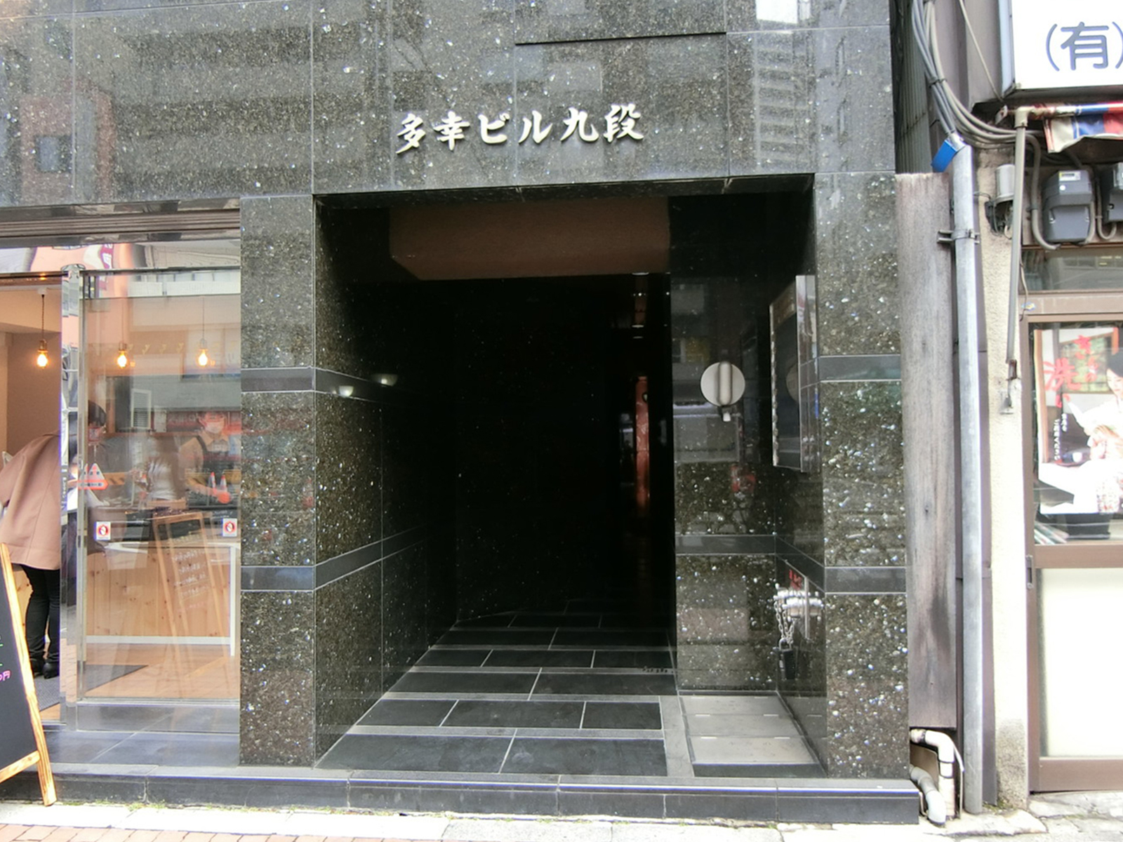 オフィスビル出入口