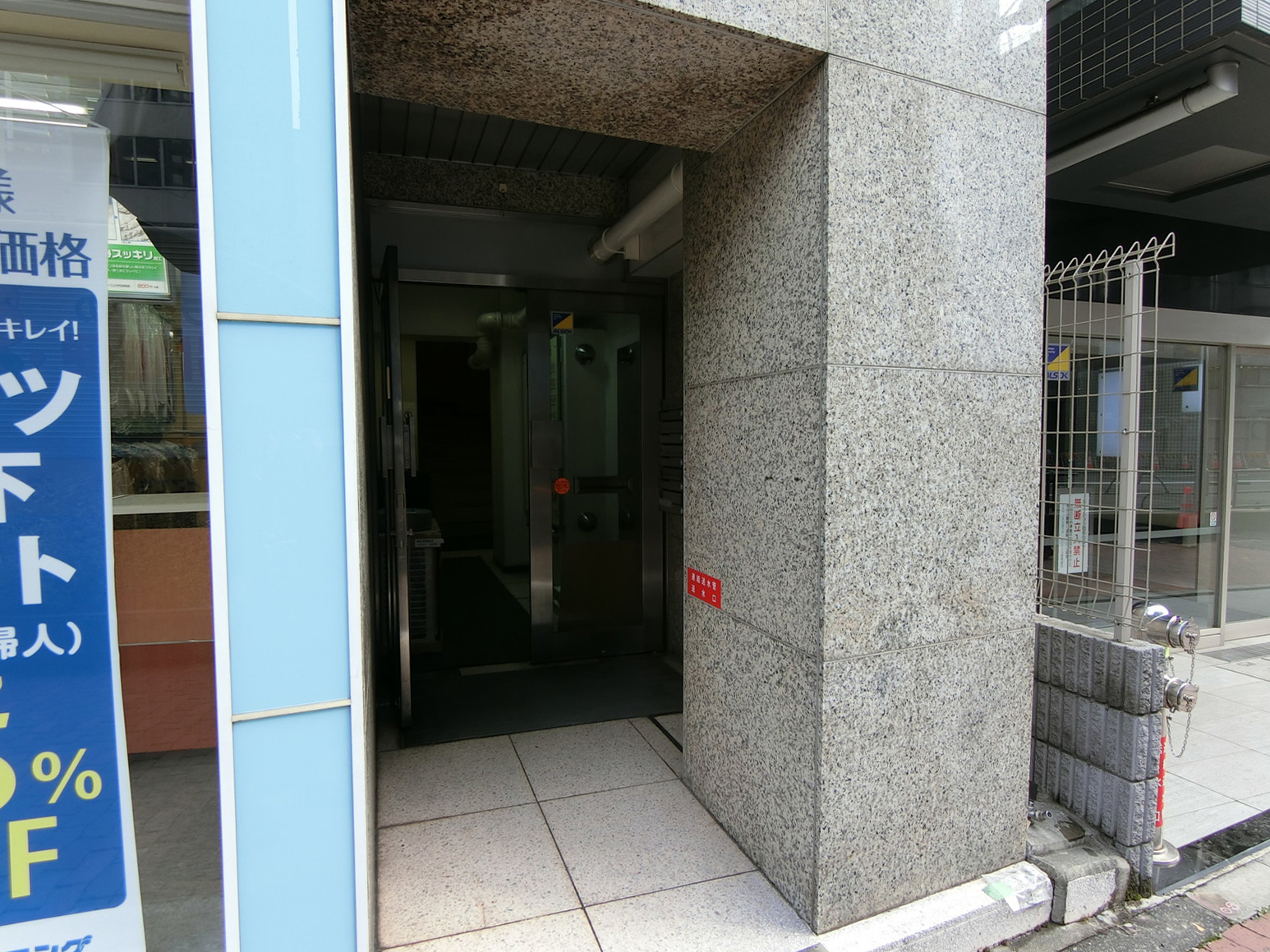 オフィスビル出入口