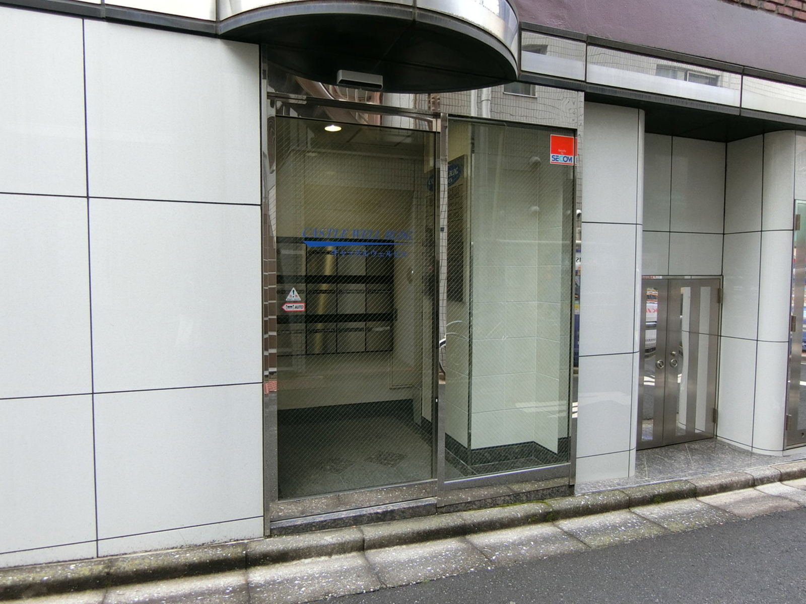 オフィスビル出入口