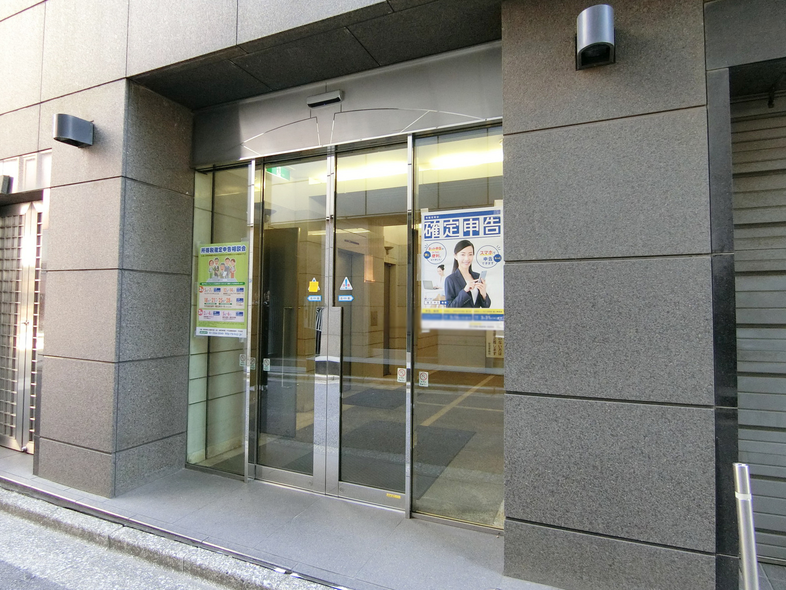 オフィスビル出入口