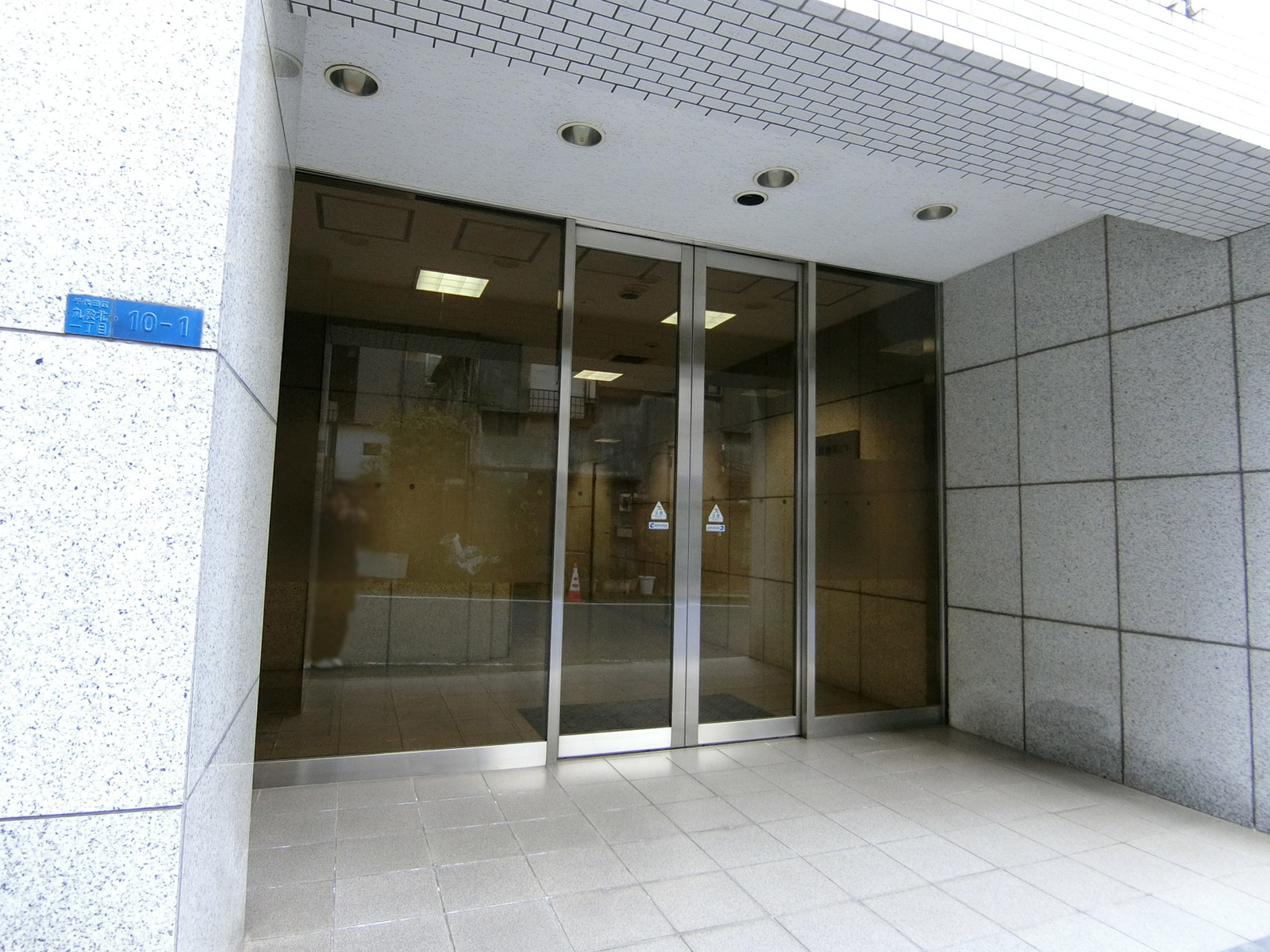 オフィスビル出入口