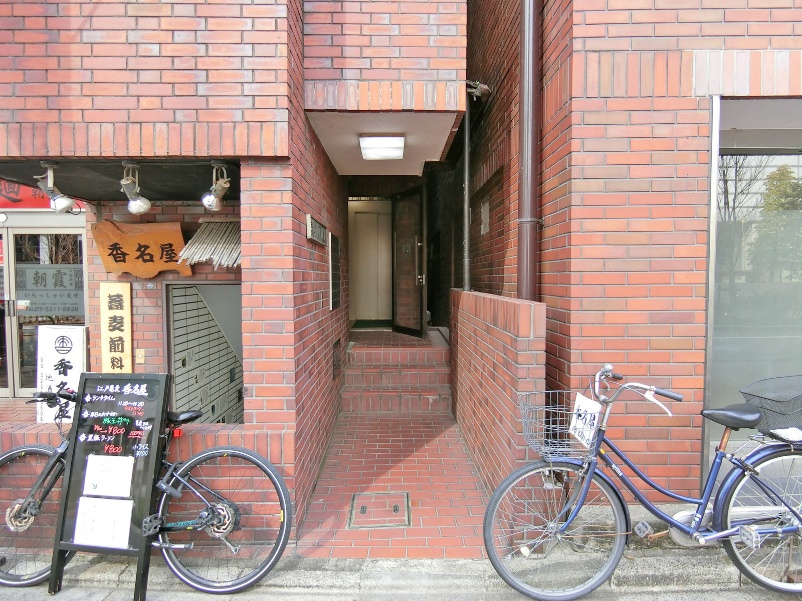 オフィスビル出入口