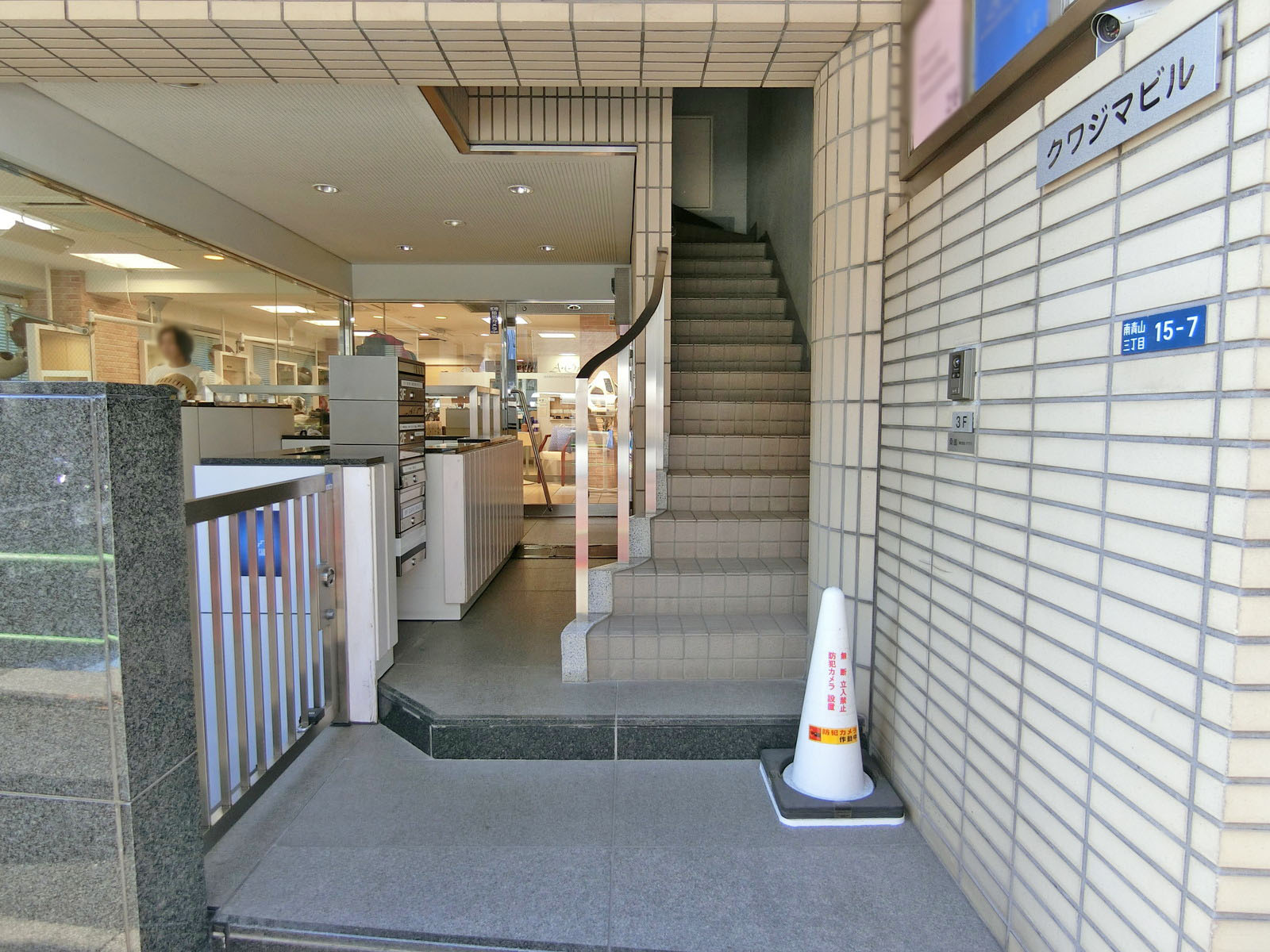 オフィスビル出入口