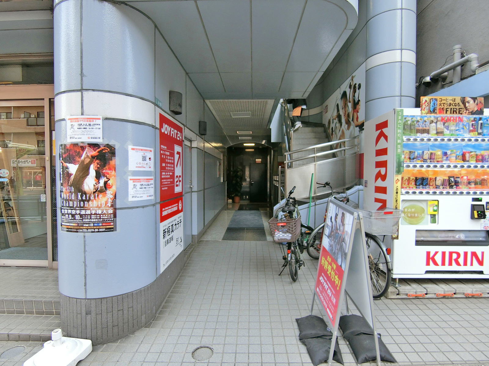 オフィスビル出入口