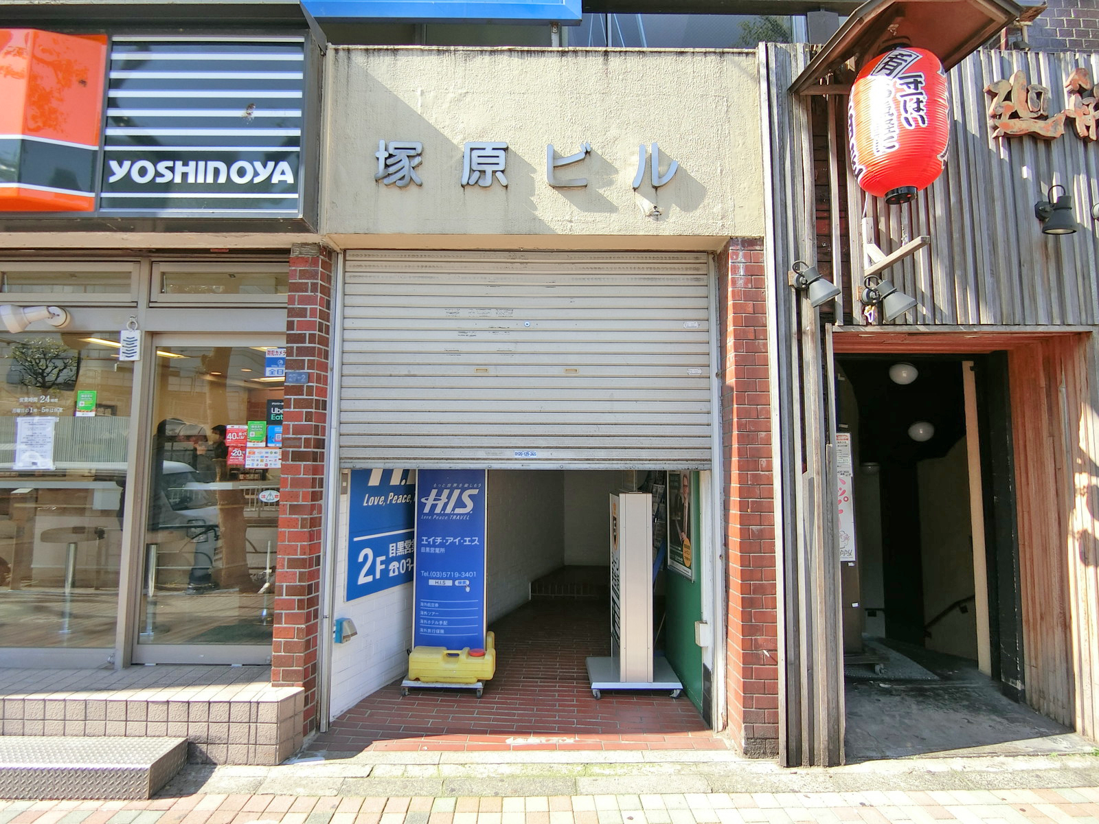 オフィスビル出入口