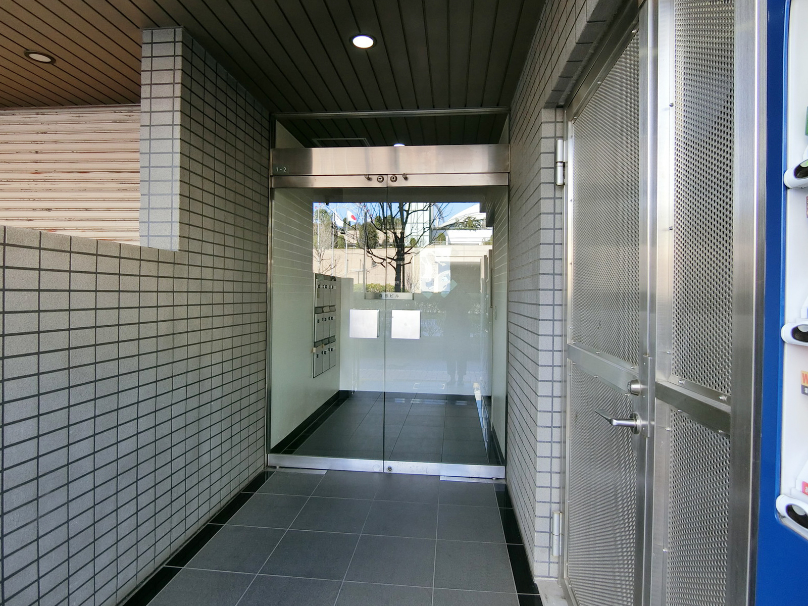 オフィスビル出入口
