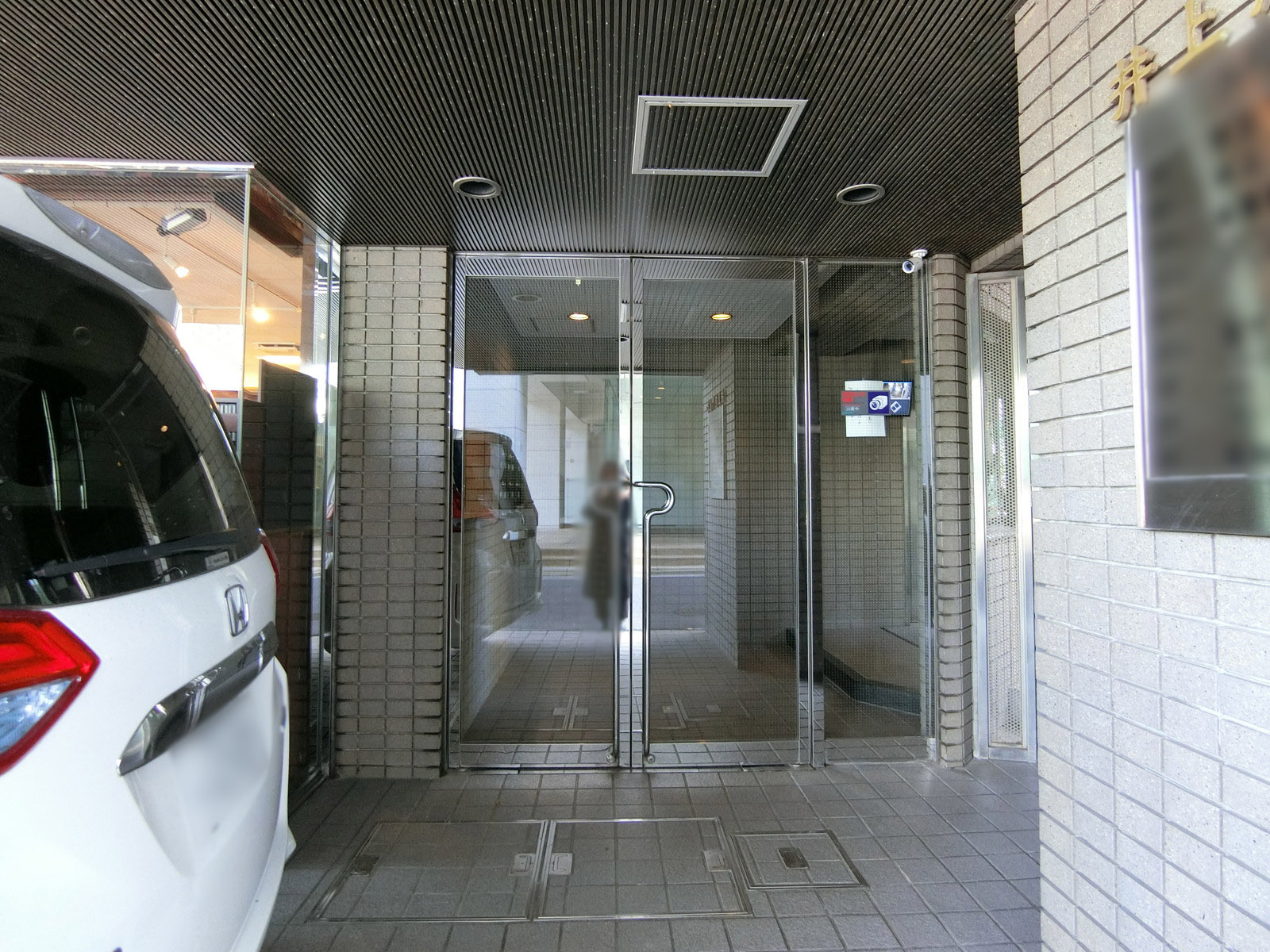 オフィスビル出入口