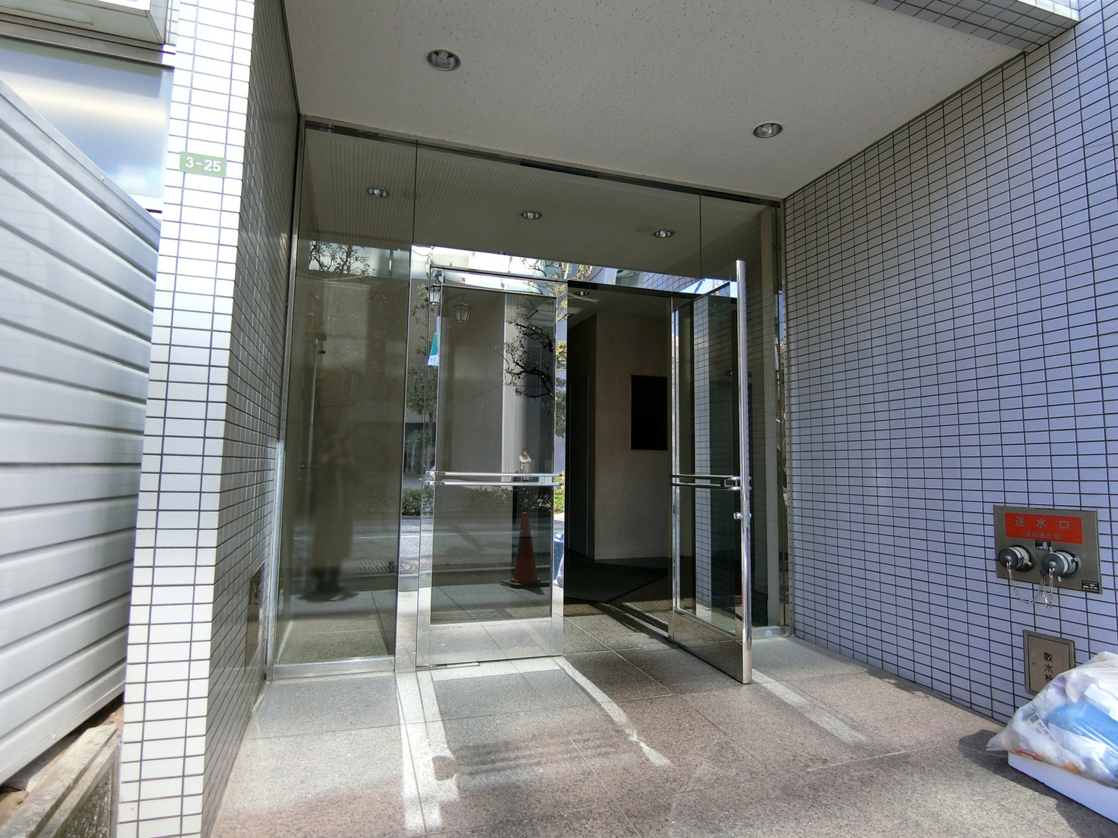 オフィスビル出入口