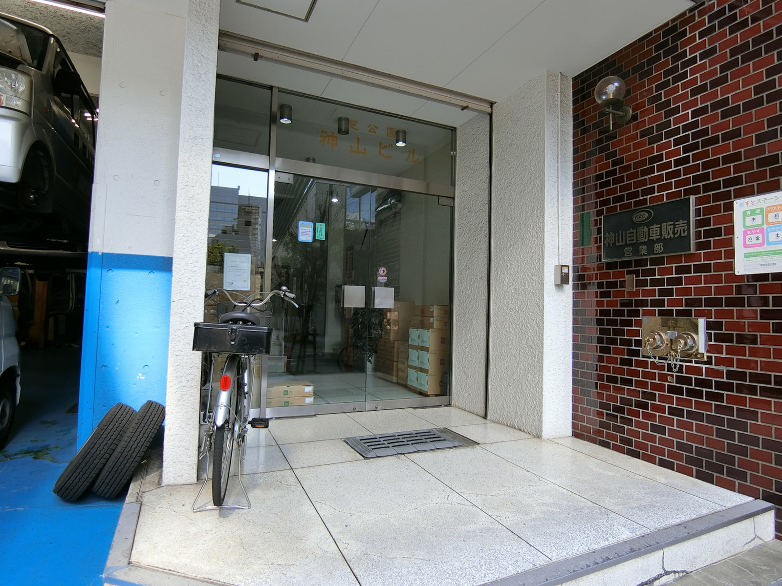 オフィスビル出入口