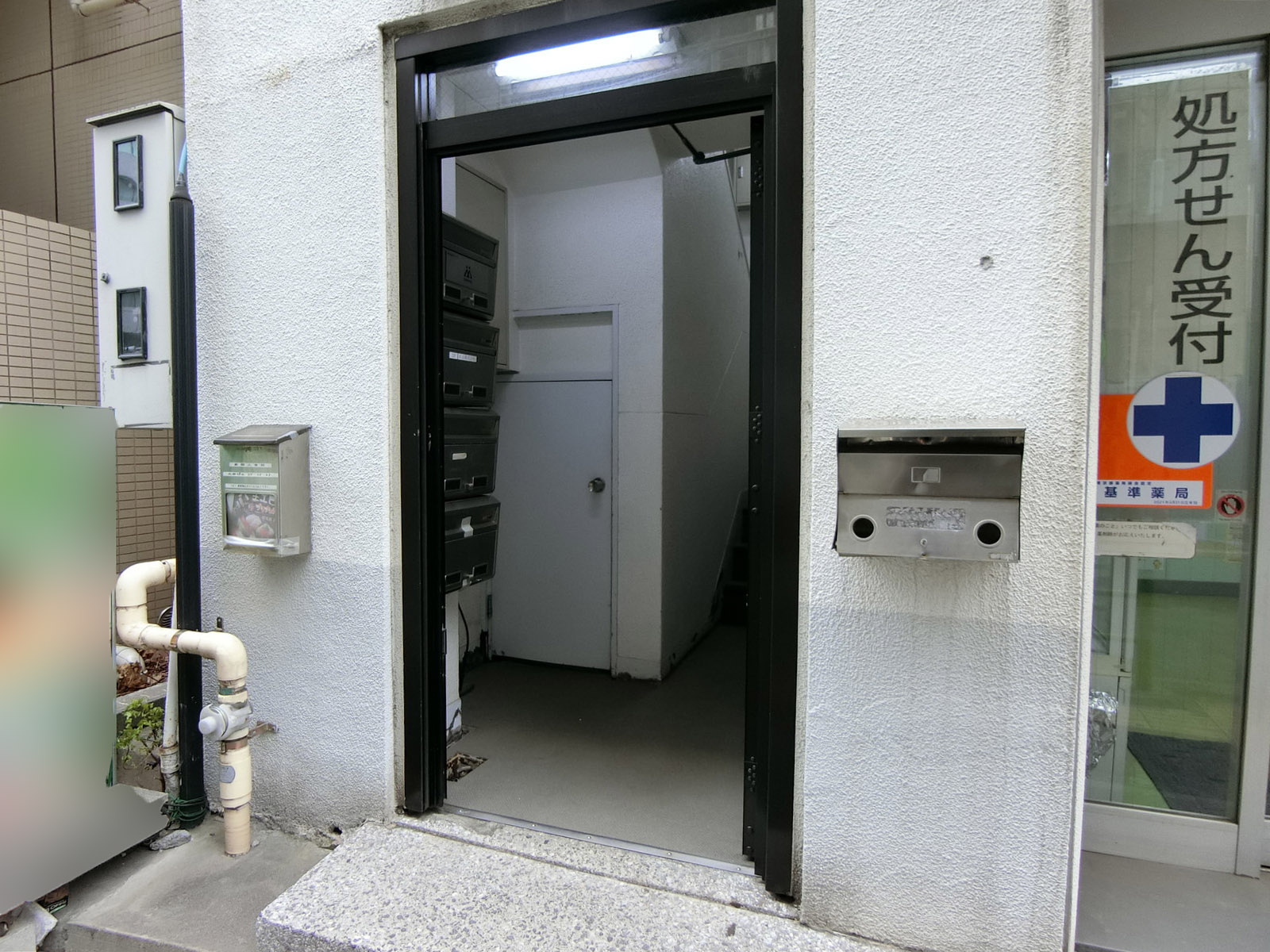 オフィスビル出入口