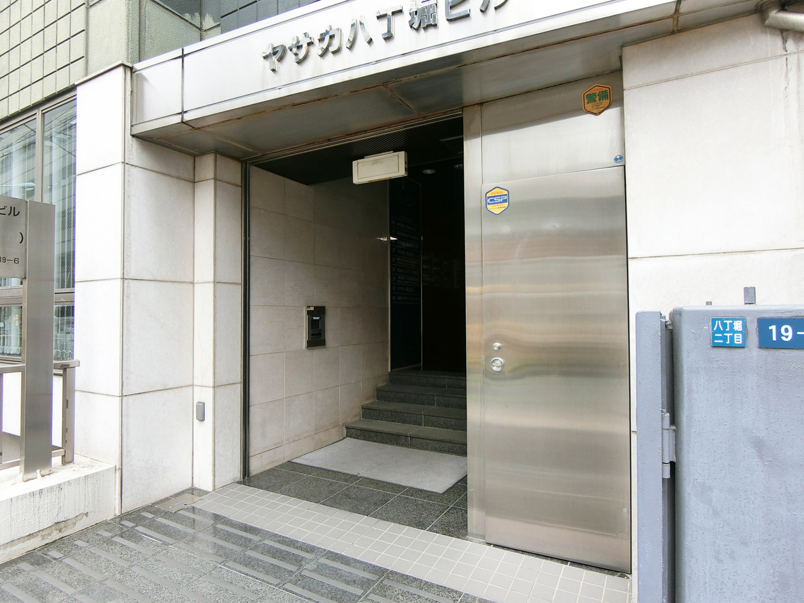 オフィスビル出入口