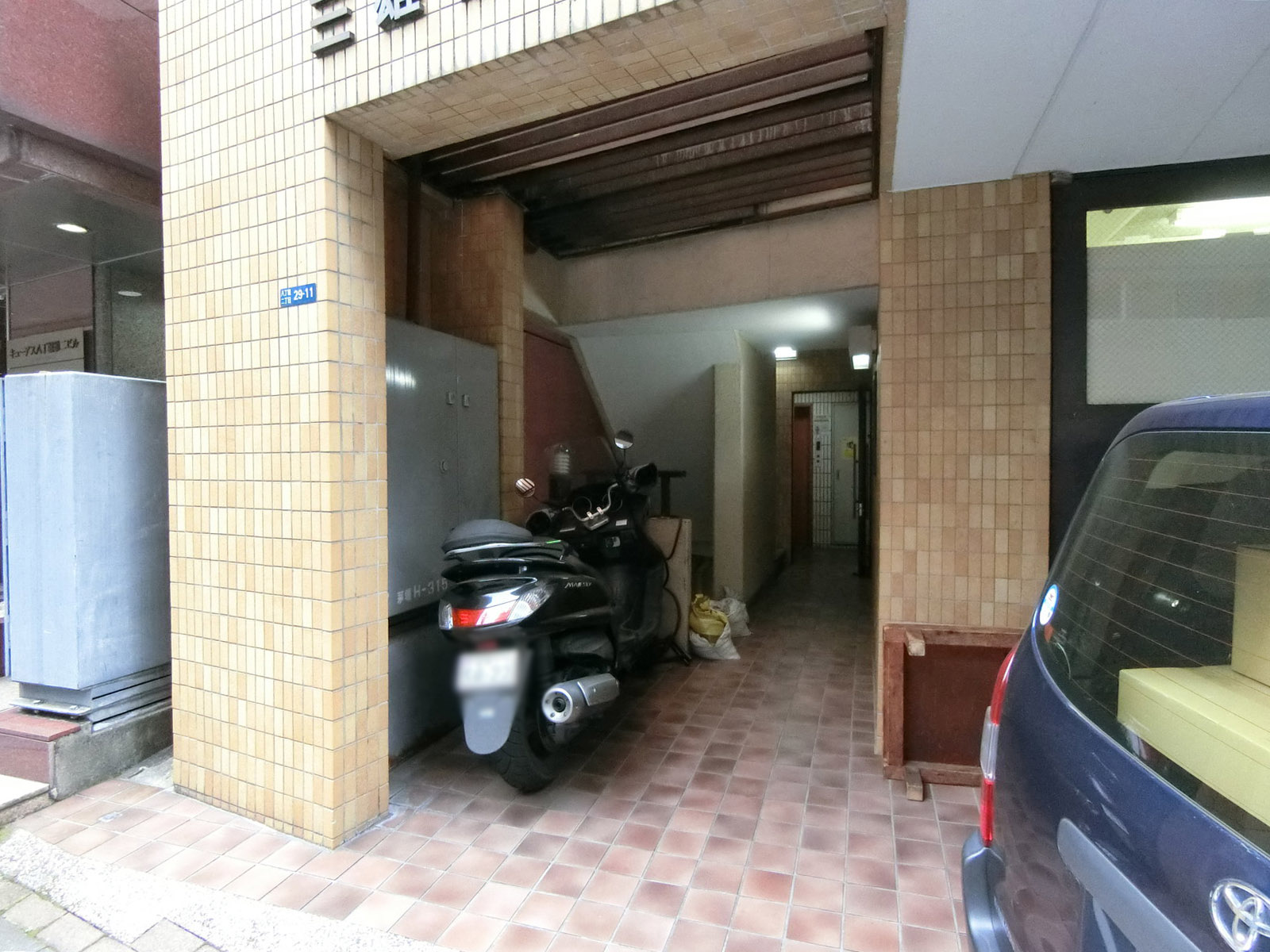 オフィスビル出入口