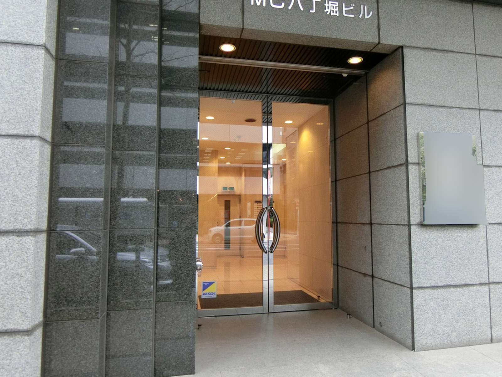 オフィスビル出入口