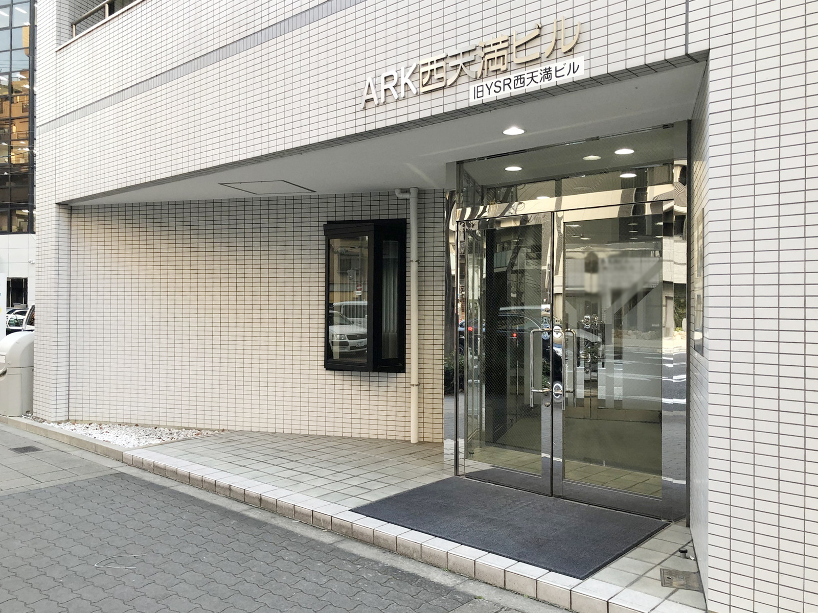 オフィスビル出入口