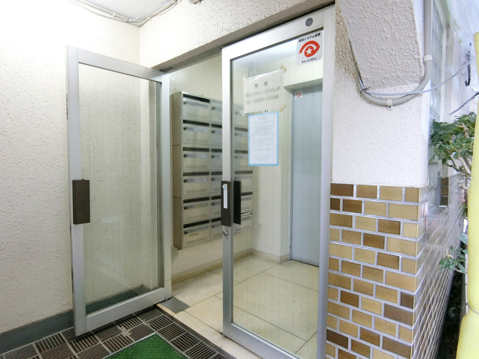 オフィスビル出入り口