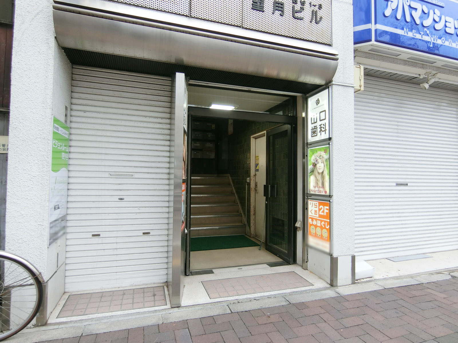オフィスビル出入り口
