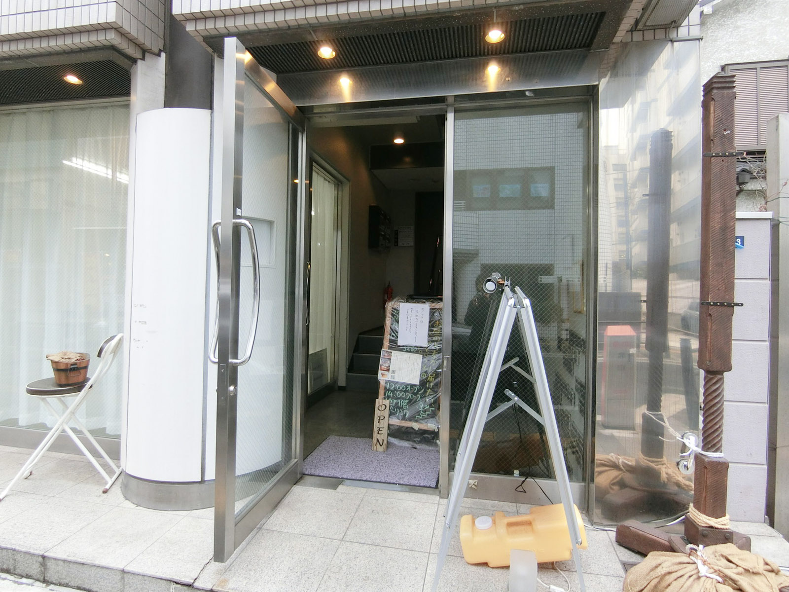 オフィスビル出入り口