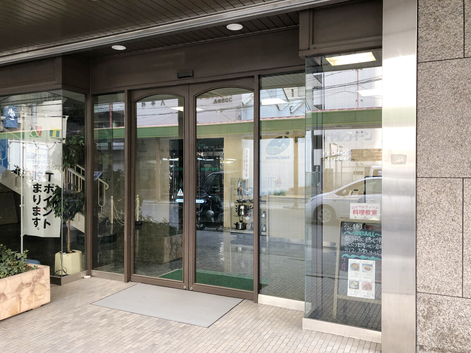オフィスビル出入口