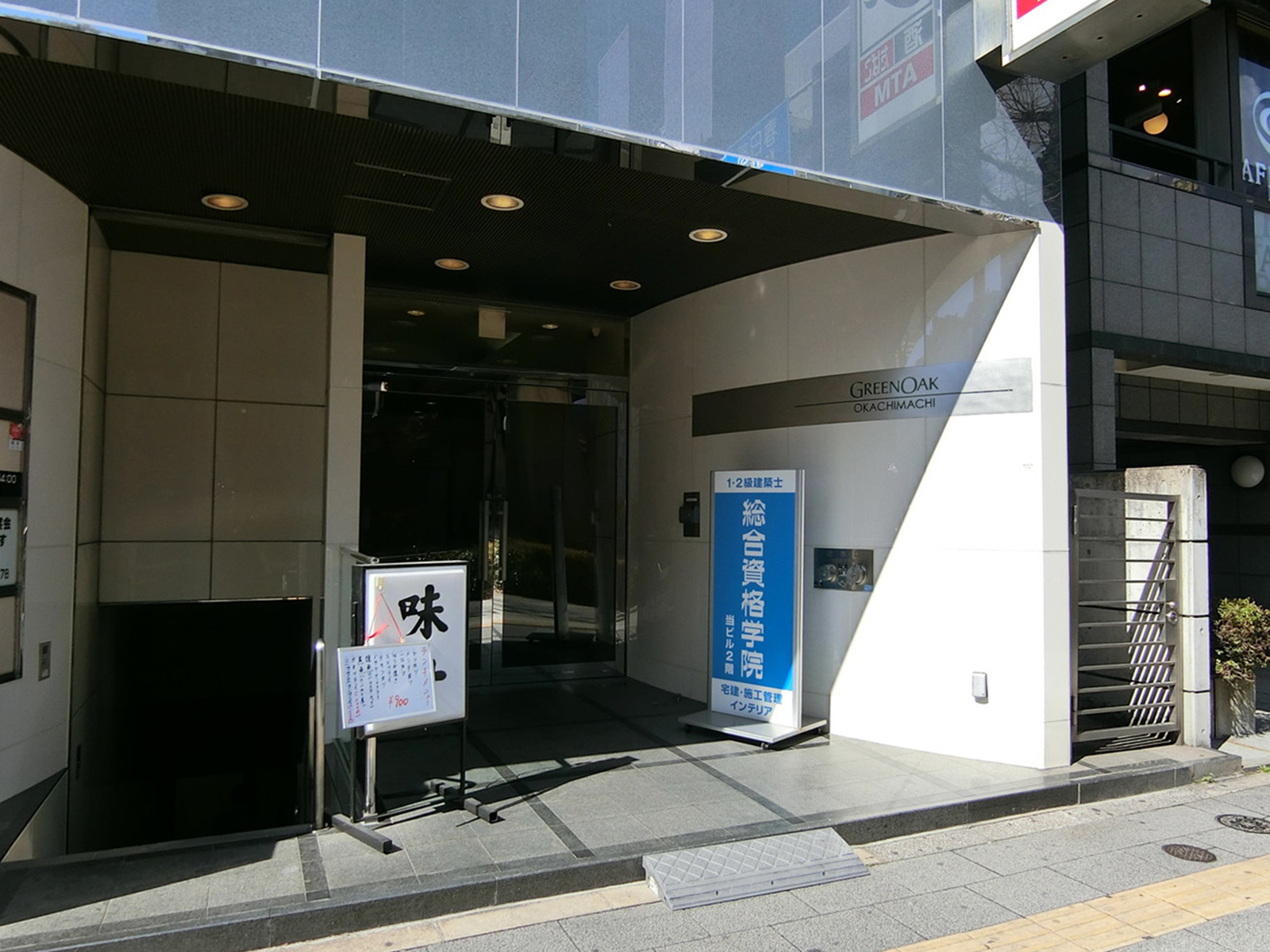 オフィスビル出入口