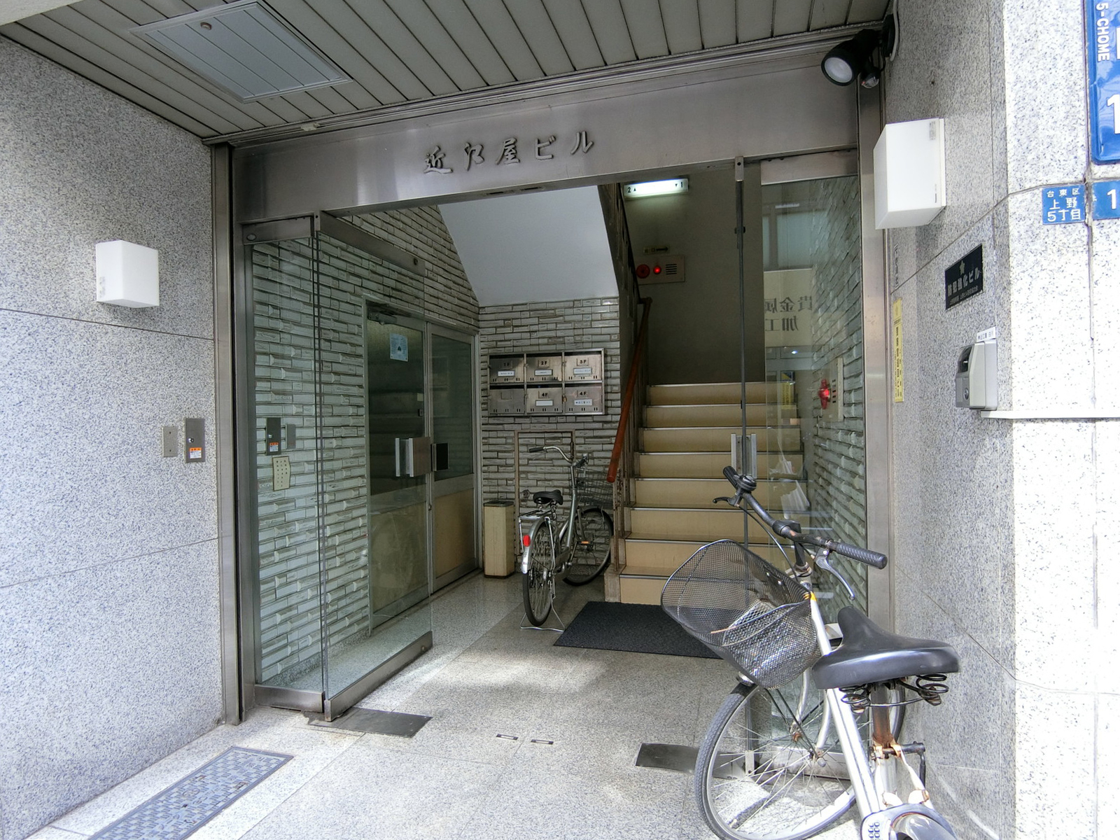 オフィスビル出入口