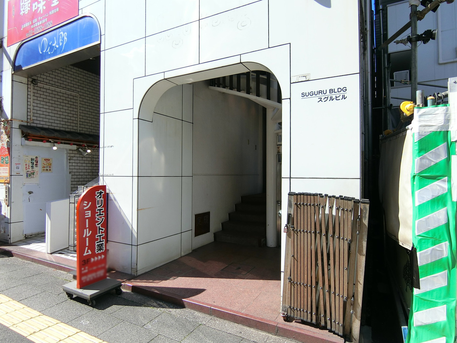 オフィスビル出入口