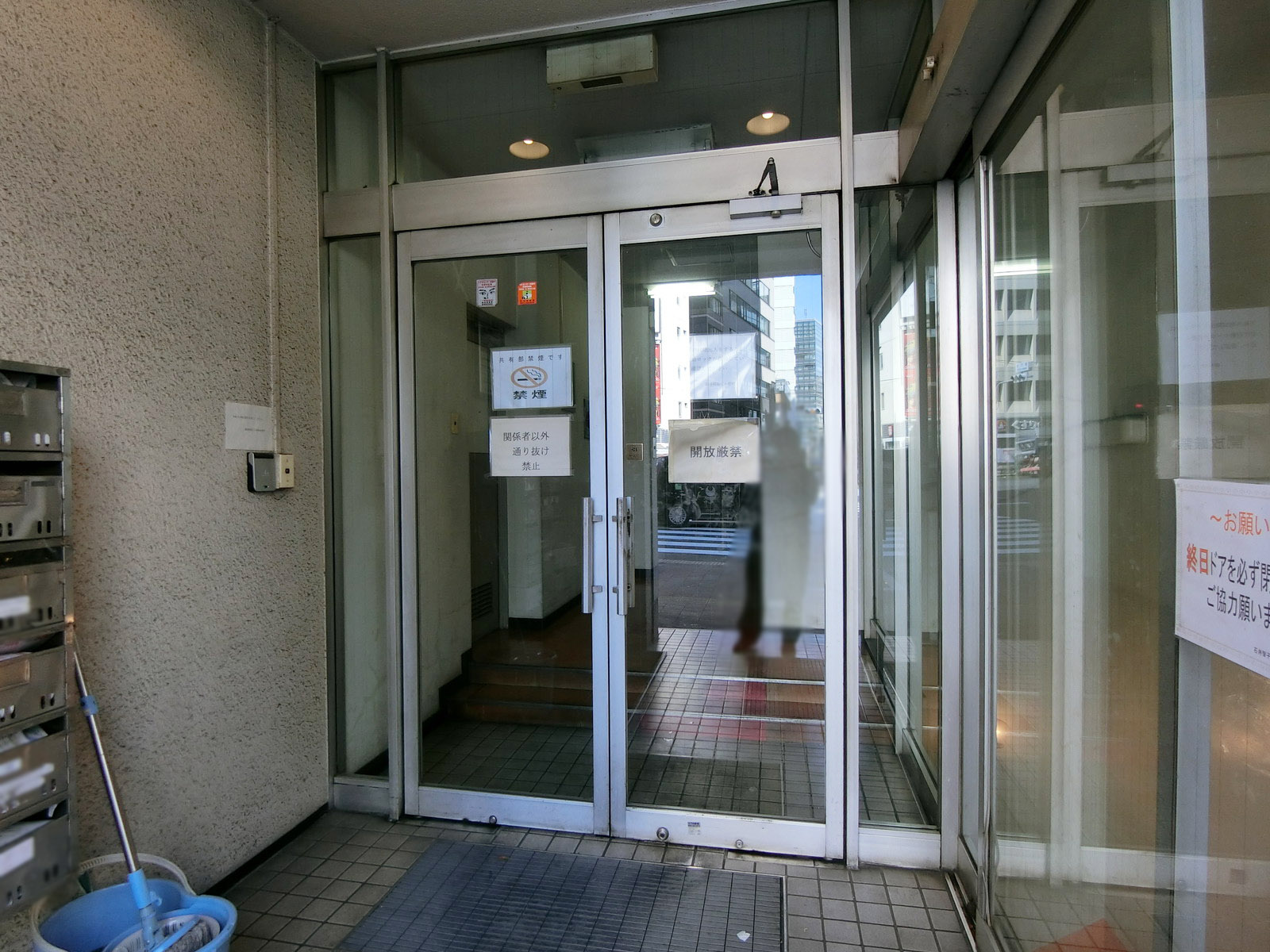 オフィスビル出入り口