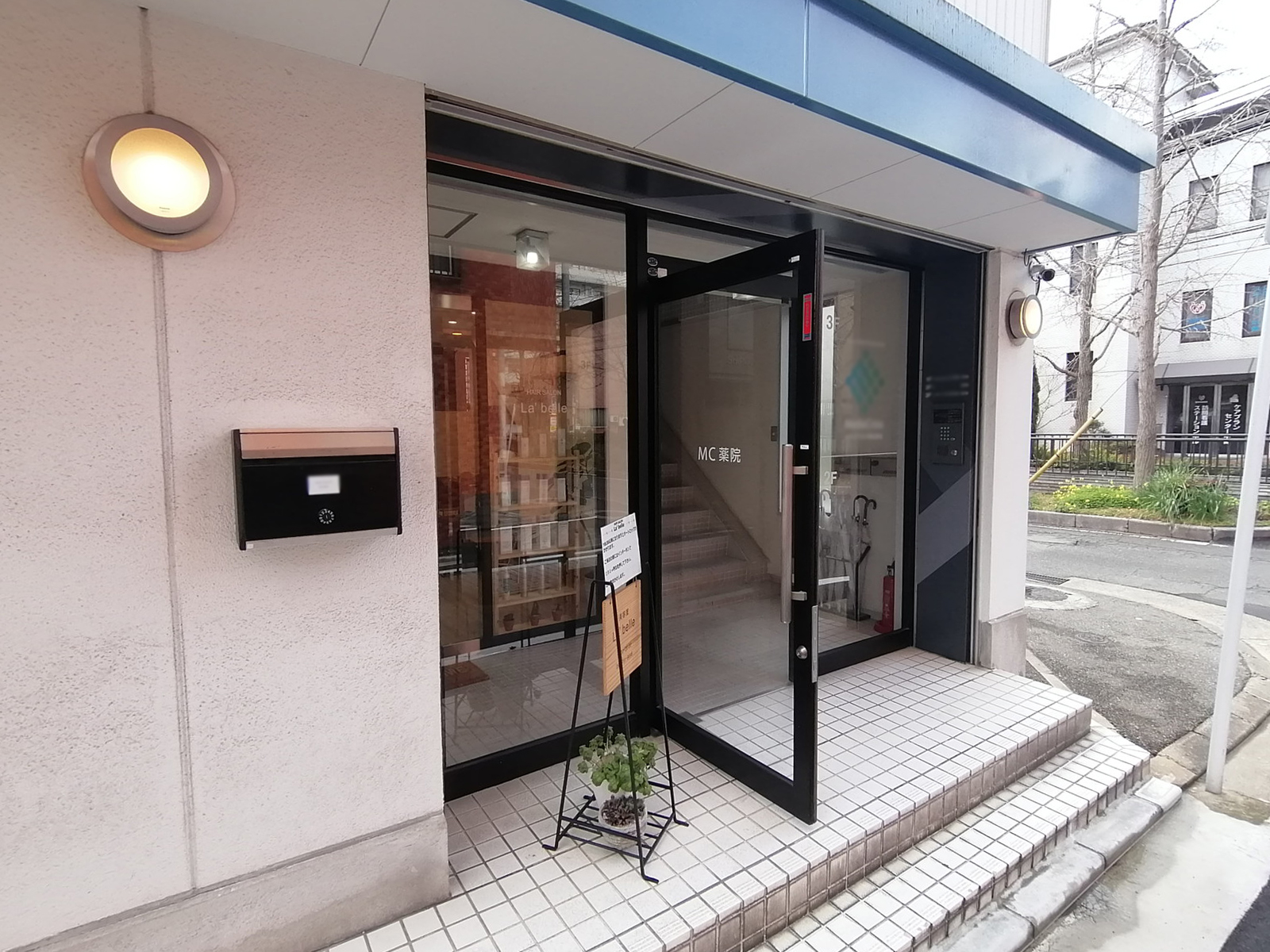 オフィスビル入り口