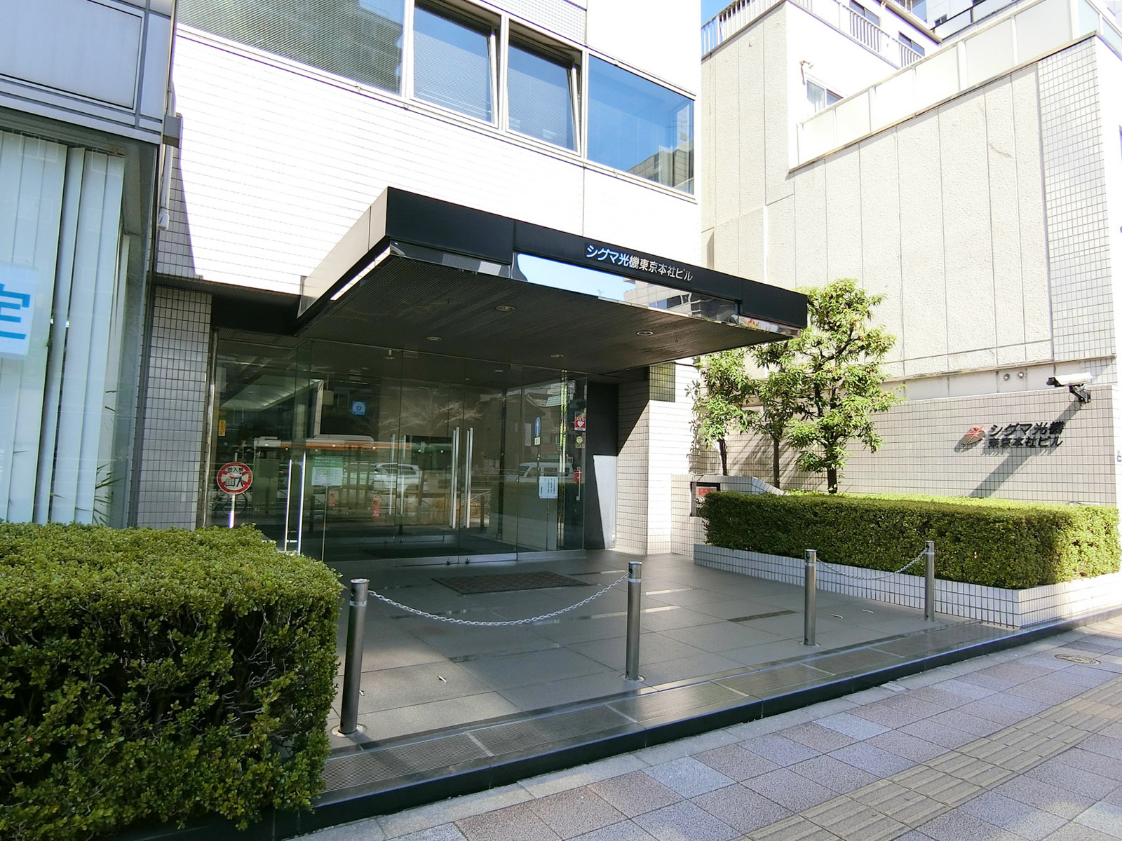 オフィスビル出入り口