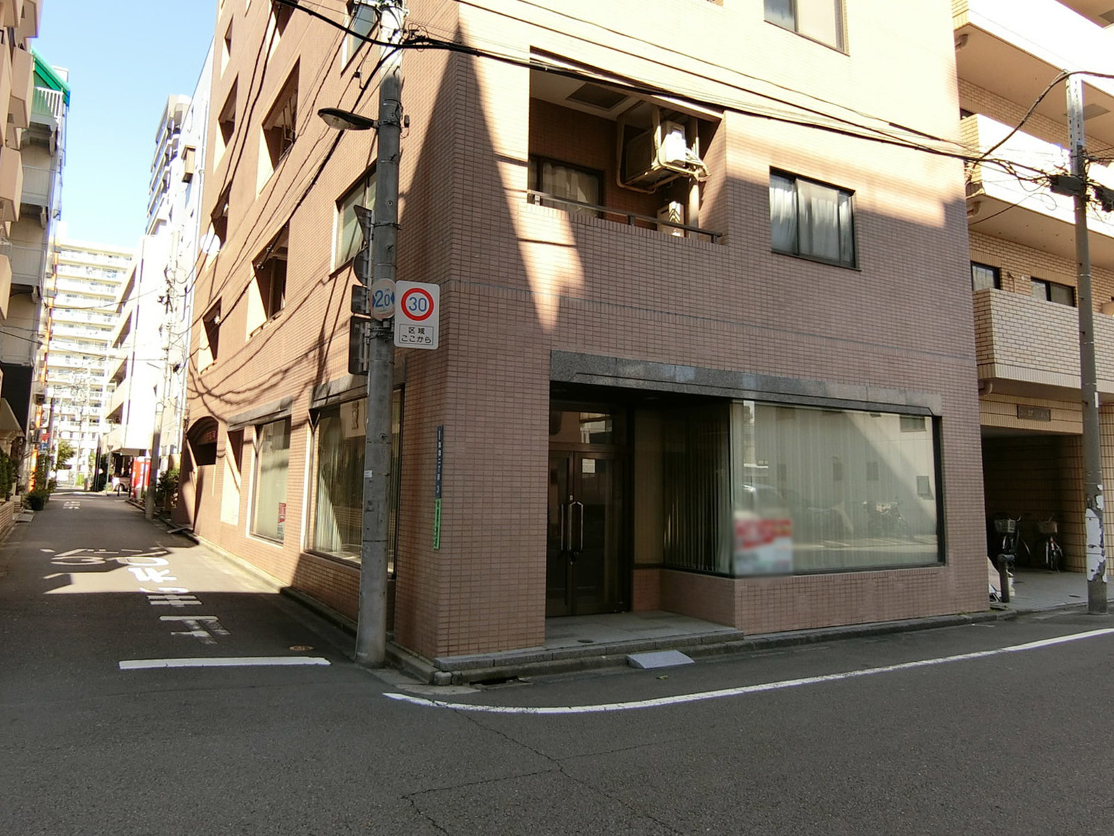 オフィスビル出入り口